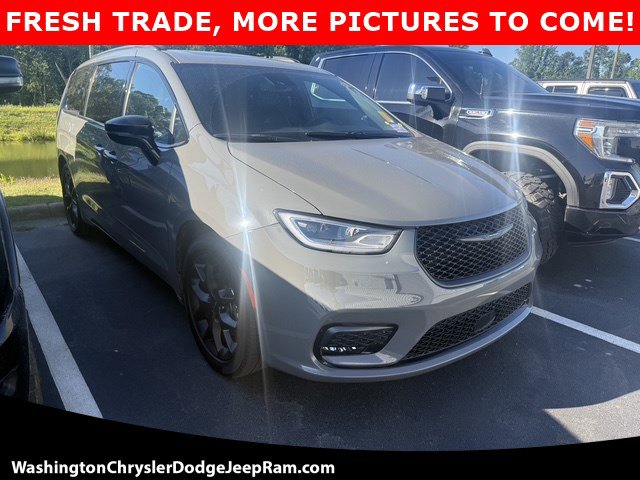2025 Chrysler Pacifica Limited's photo