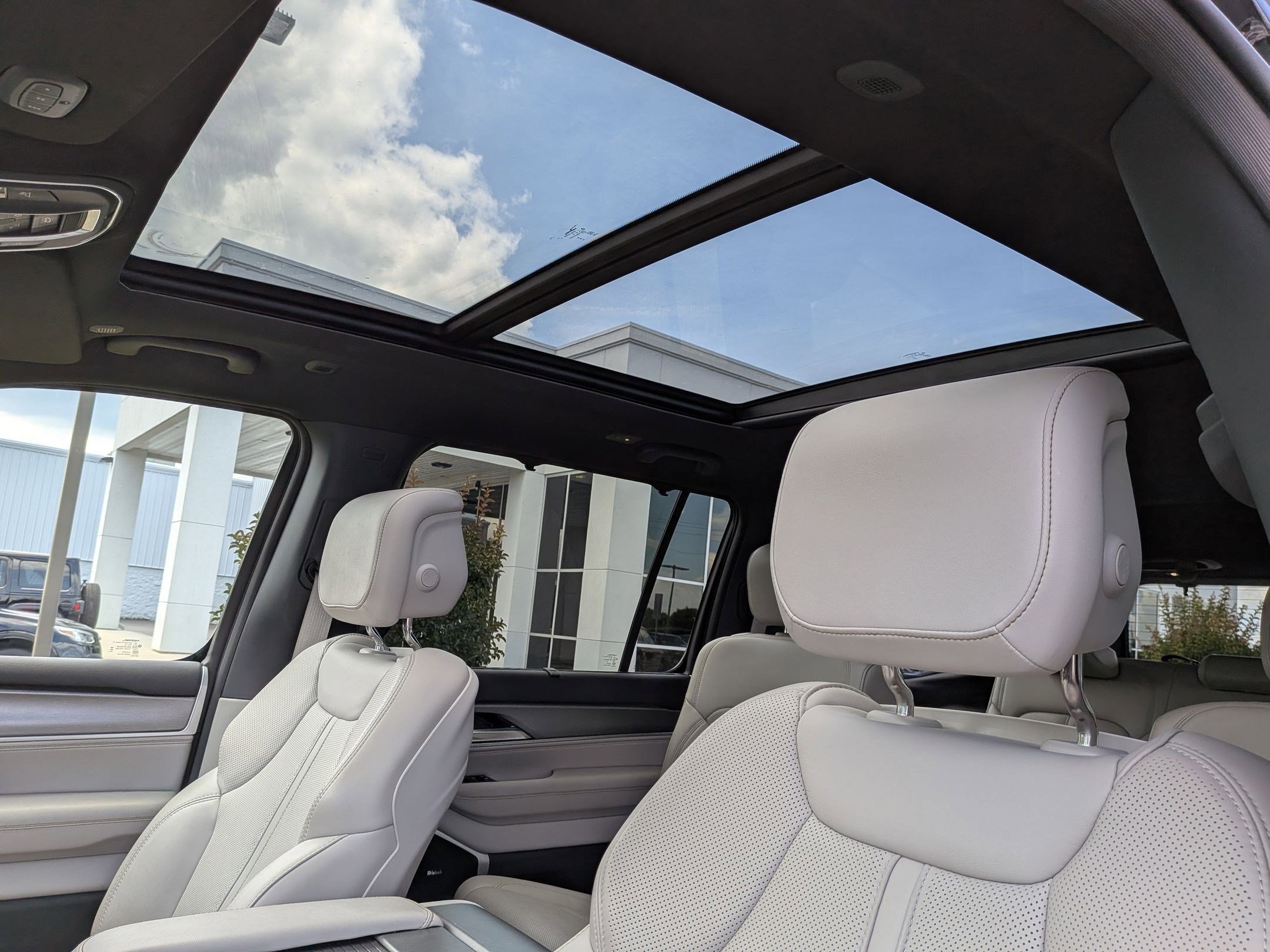 2025 Jeep Wagoneer Series III - Photo 17