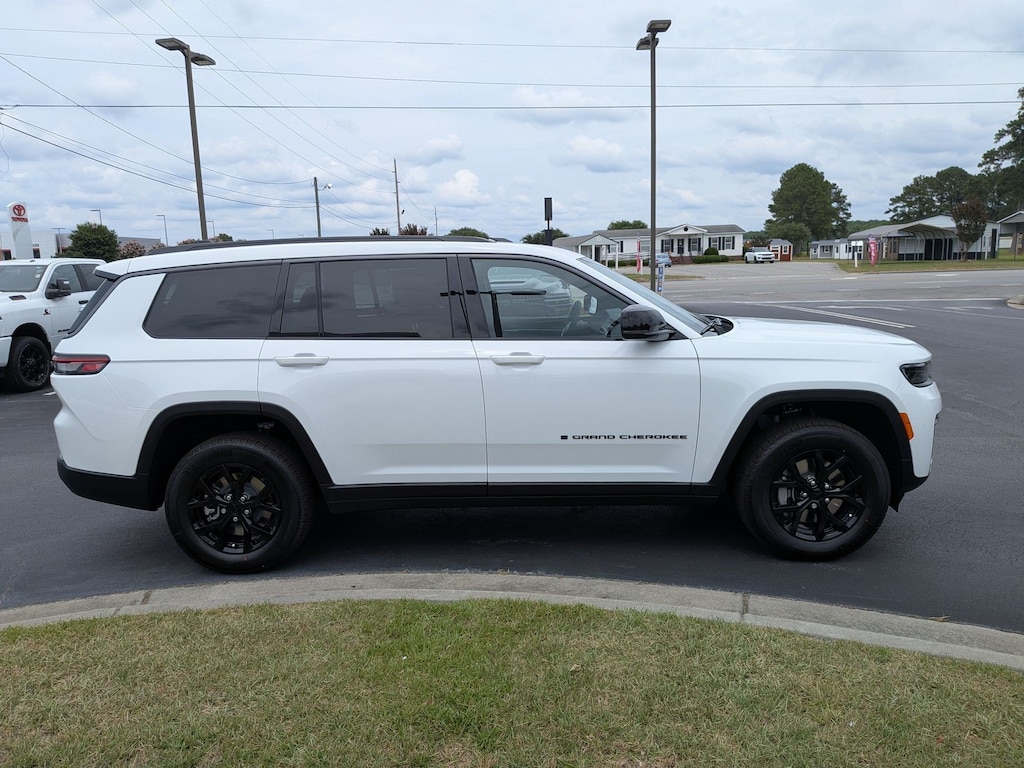 New 2026 Jeep Grand Cherokee L Laredo Sport Utility