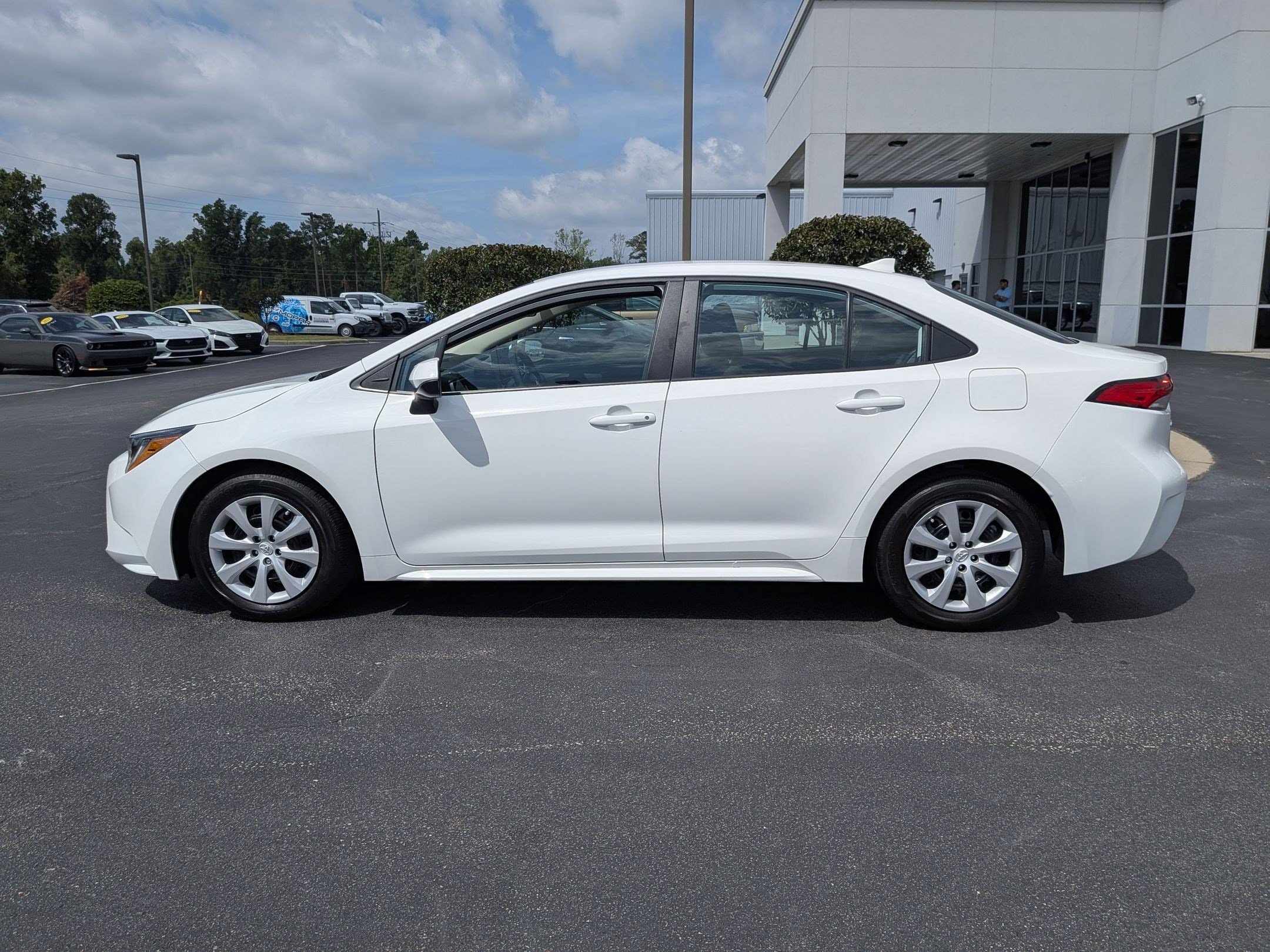 2025 Toyota Corolla LE - Photo 8