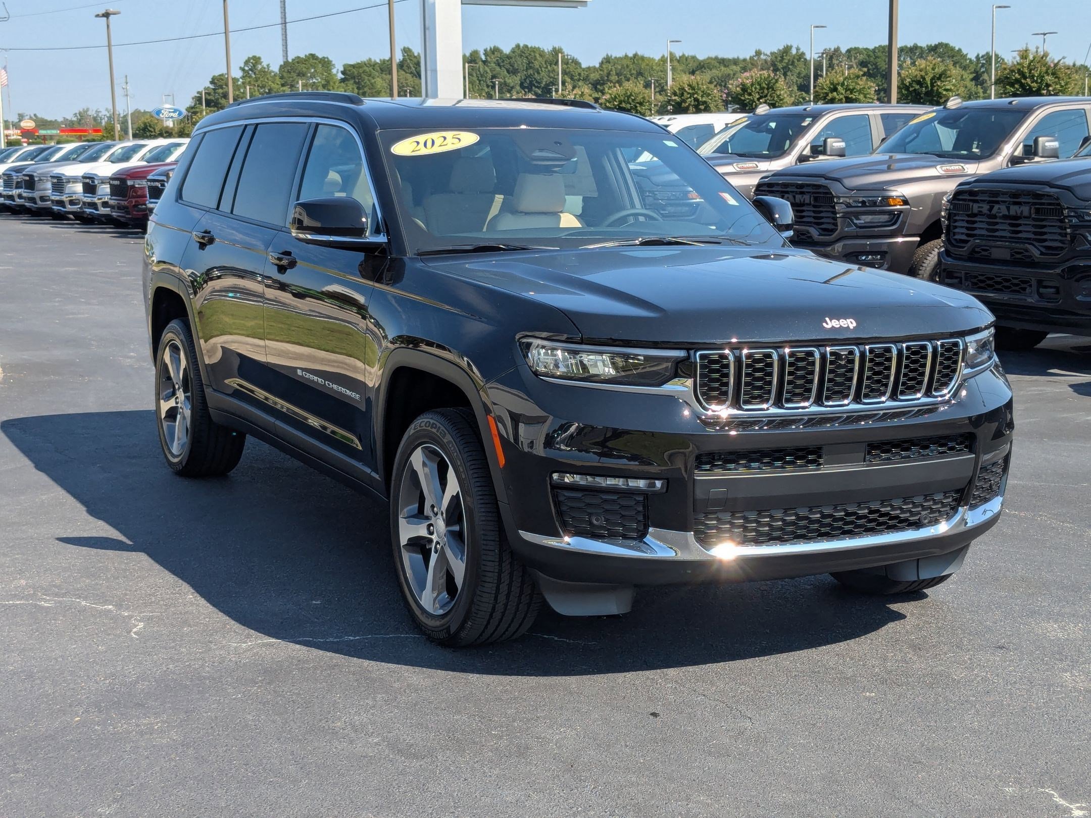 2025 Jeep Grand Cherokee Limited photo 3