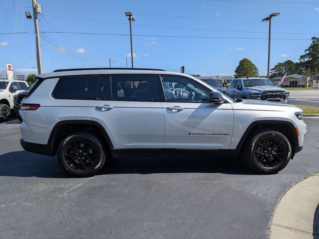 Used 2024 Jeep Grand Cherokee L Laredo SUV