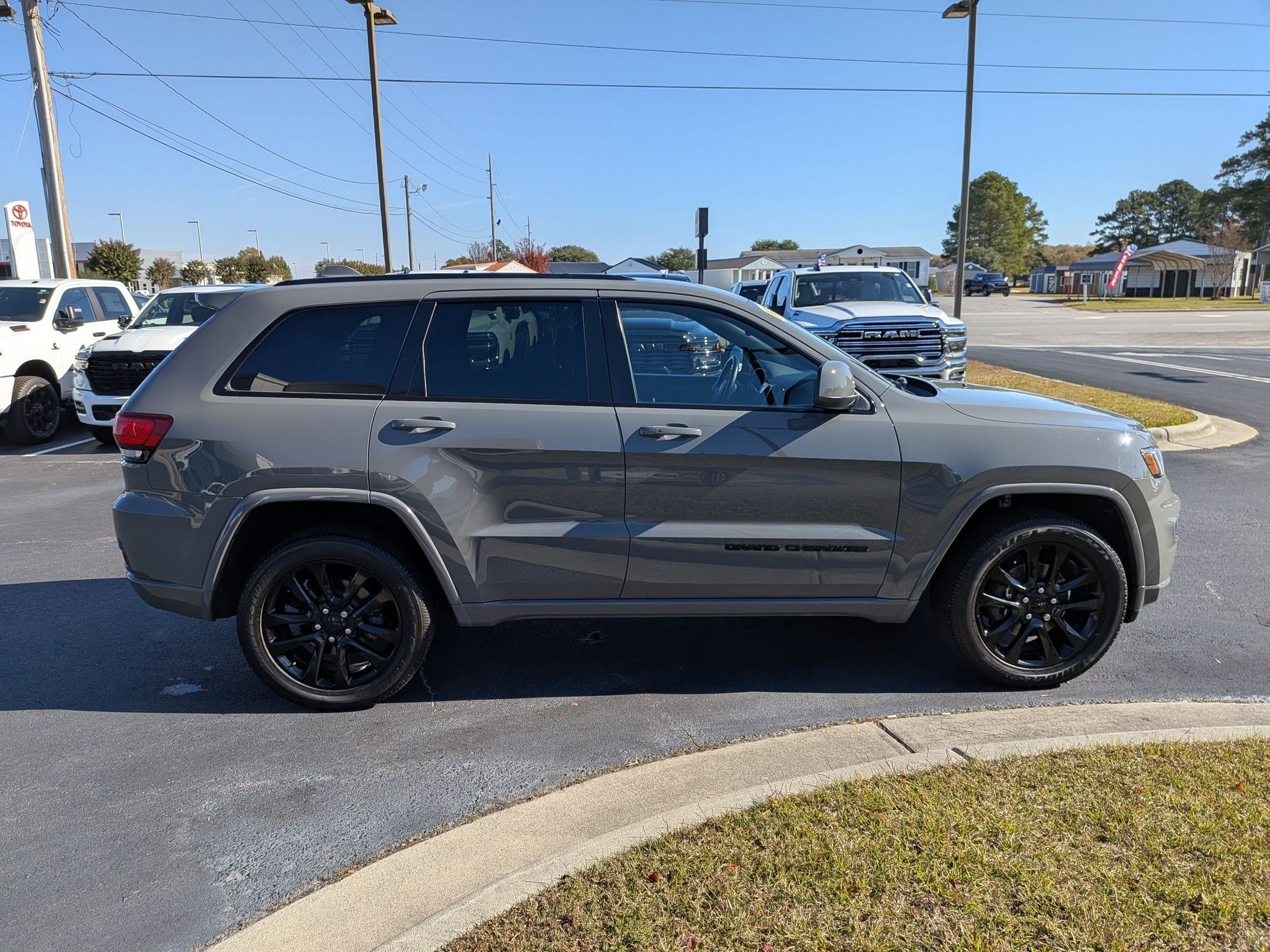 2020 Jeep Grand Cherokee Altitude photo 3