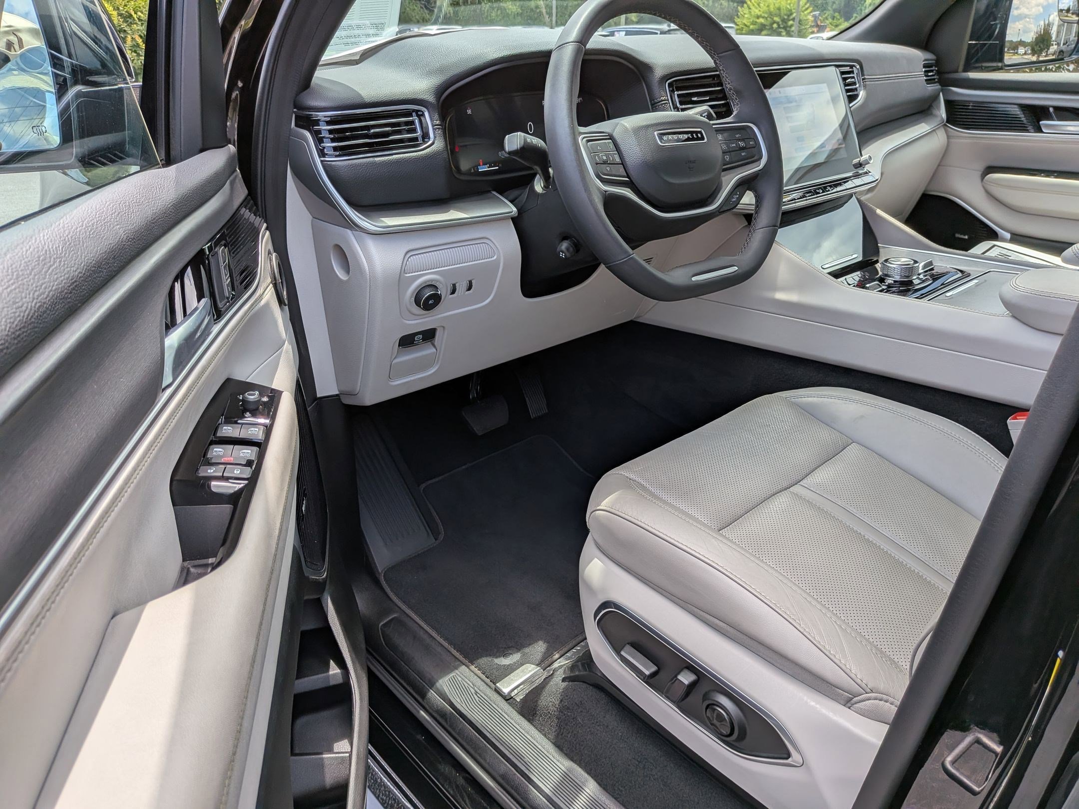 2025 Jeep Wagoneer Series III - Photo 11