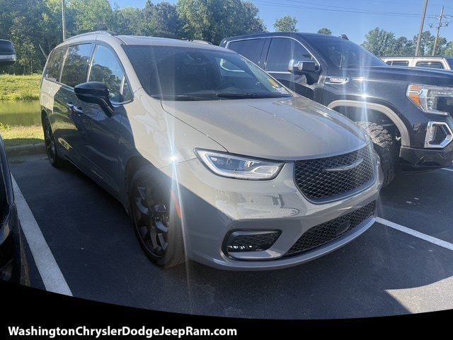 2025 Chrysler Pacifica Limited's photo