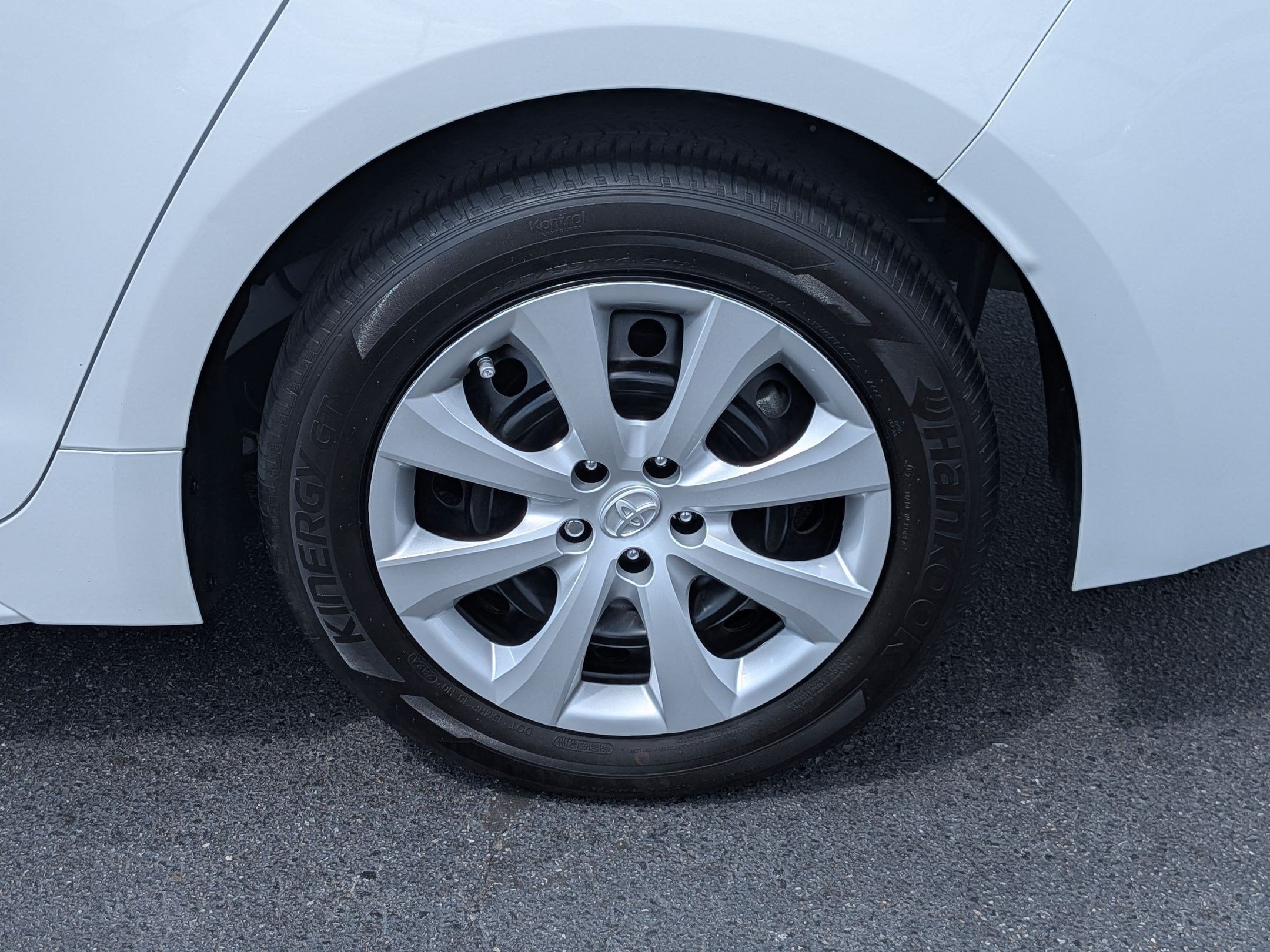 2025 Toyota Corolla LE - Photo 9