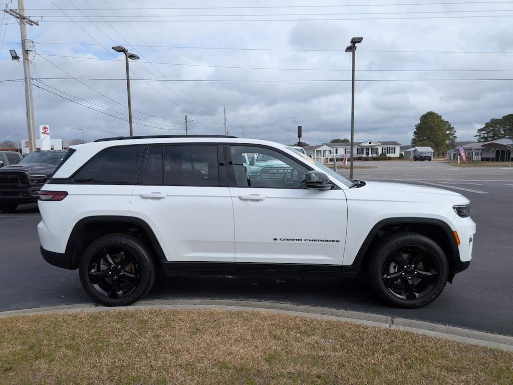 Used 2023 Jeep Grand Cherokee Laredo SUV