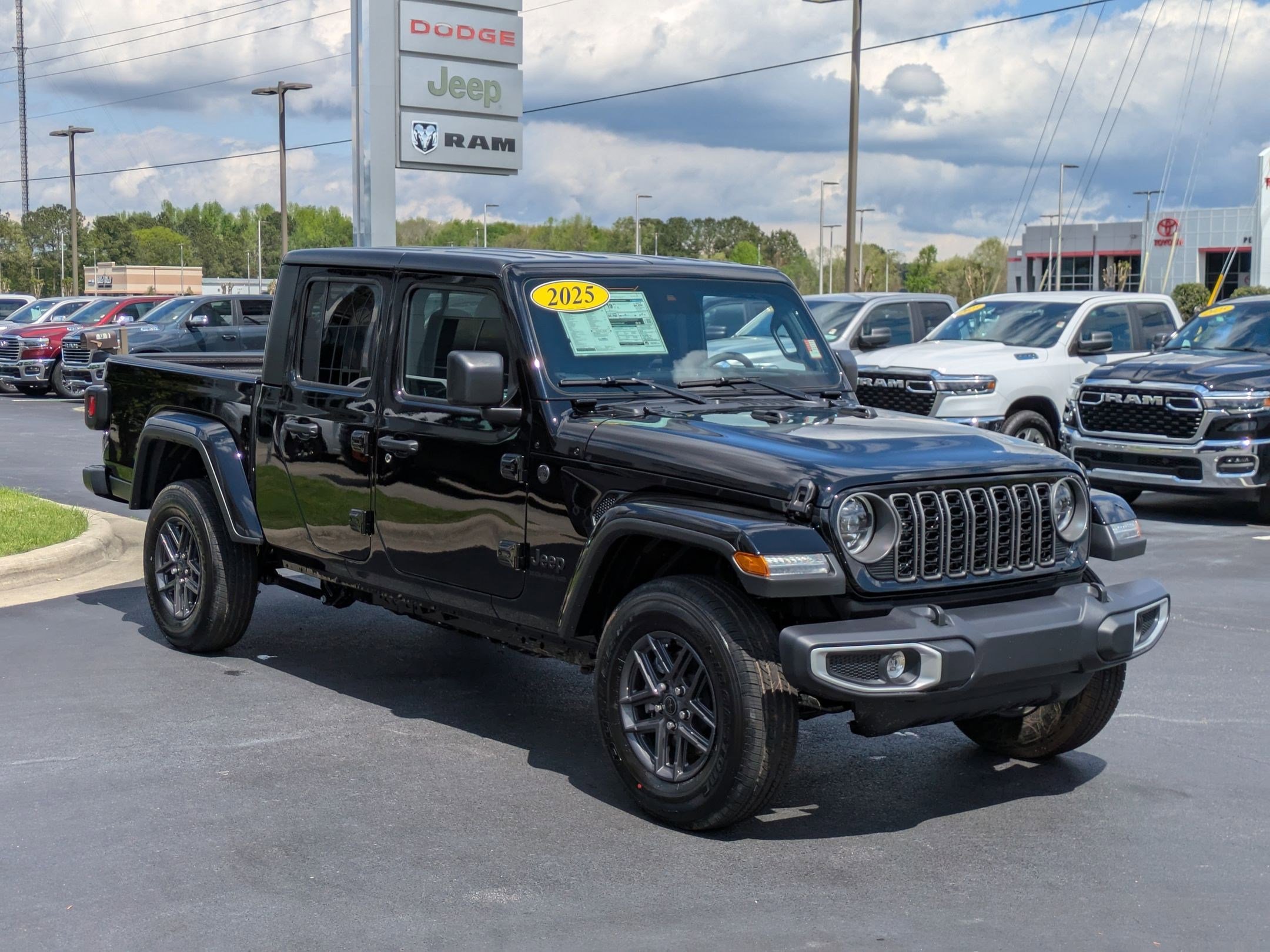 2025 Jeep Gladiator Sport photo 3