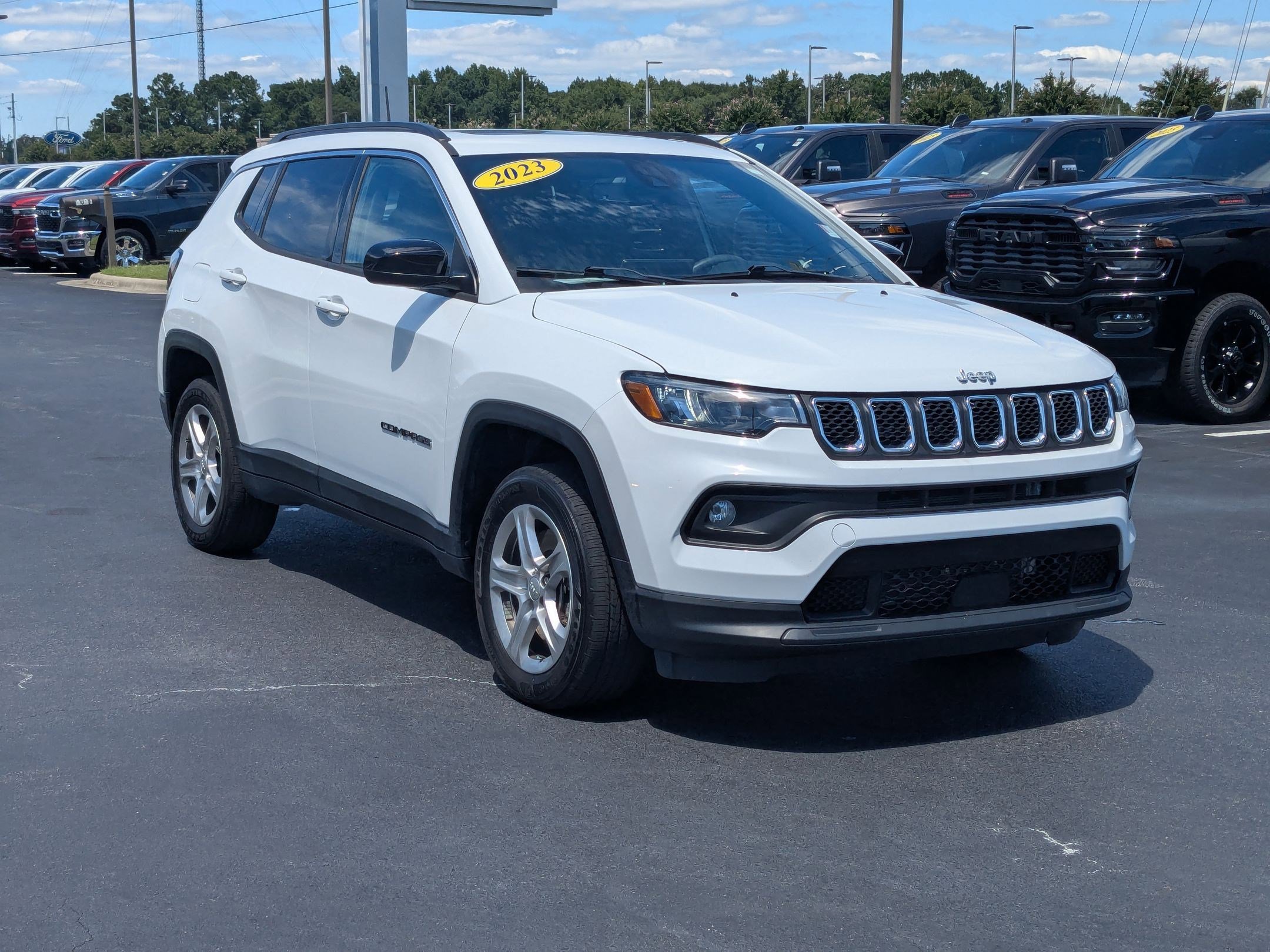2023 Jeep Compass Latitude photo 2