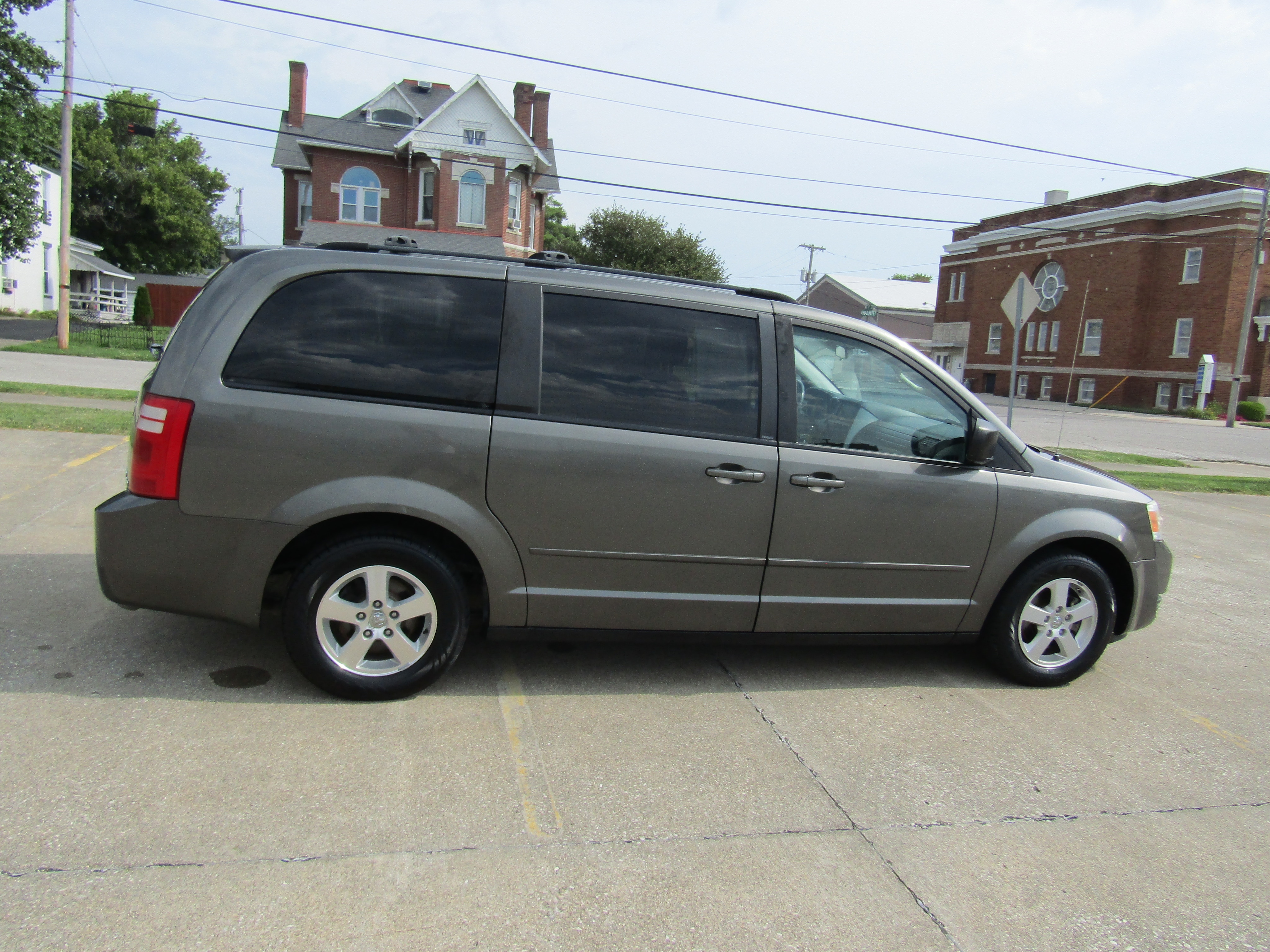 Used 2010 Dodge Grand Caravan Hero with VIN 2D4RN3D12AR401556 for sale in Washington, IN