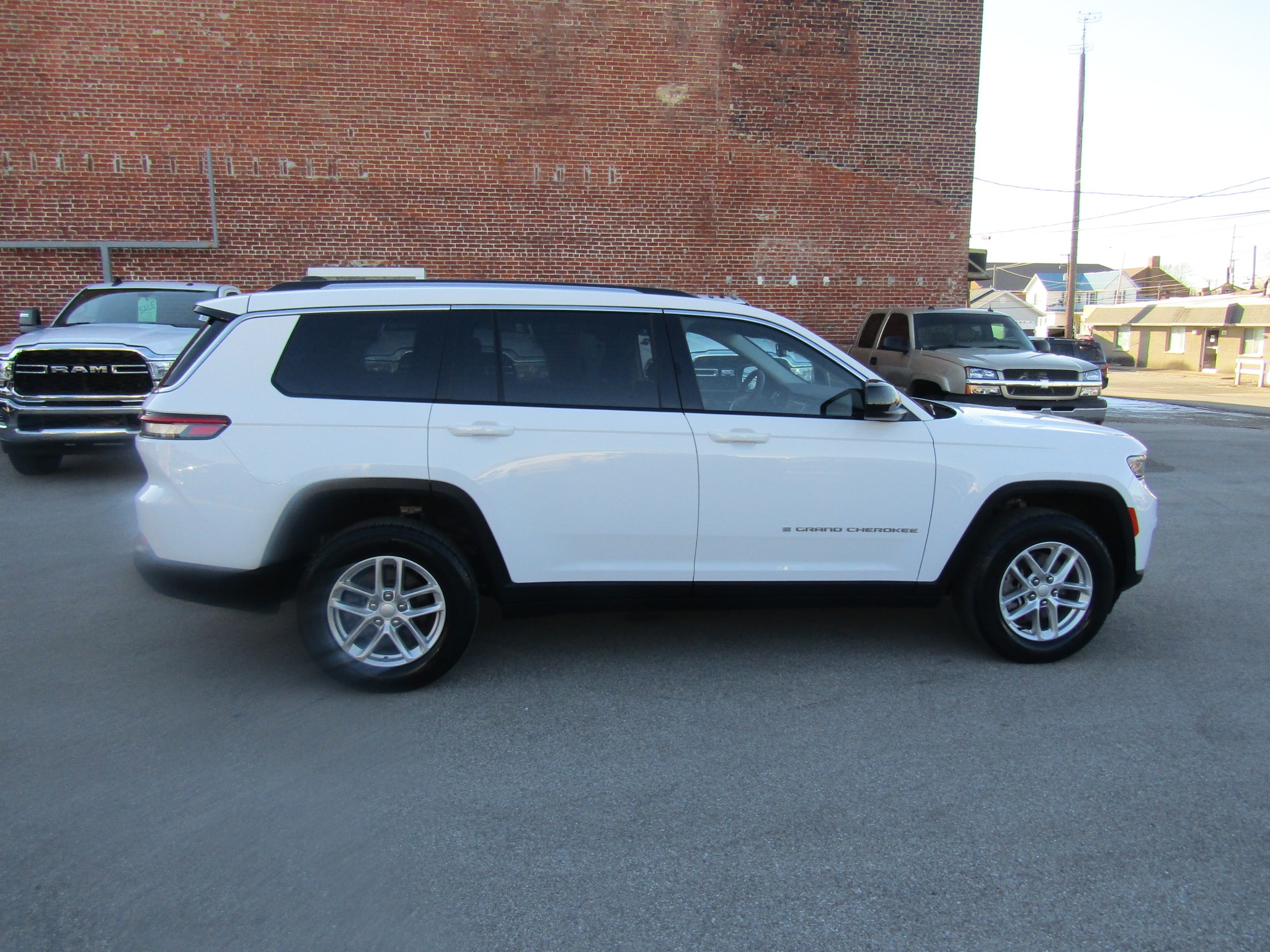 Used 2022 Jeep Grand Cherokee L Laredo with VIN 1C4RJKAG6N8611977 for sale in Washington, IN