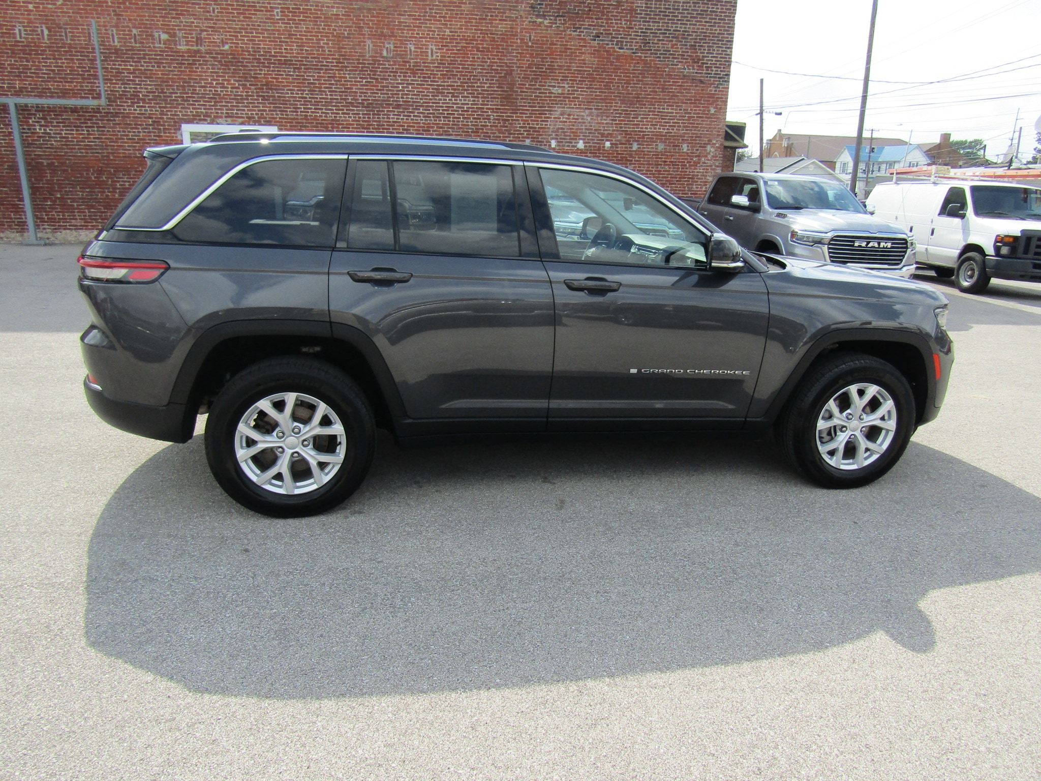 Used 2023 Jeep Grand Cherokee Limited with VIN 1C4RJHBG3P8808609 for sale in Washington, IN