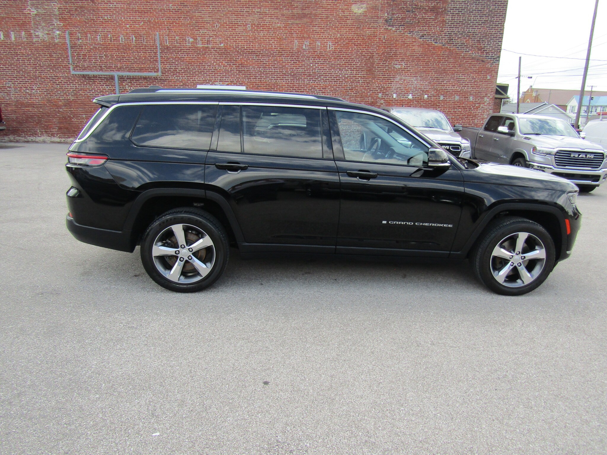 2022 Jeep Grand Cherokee Limited photo 2