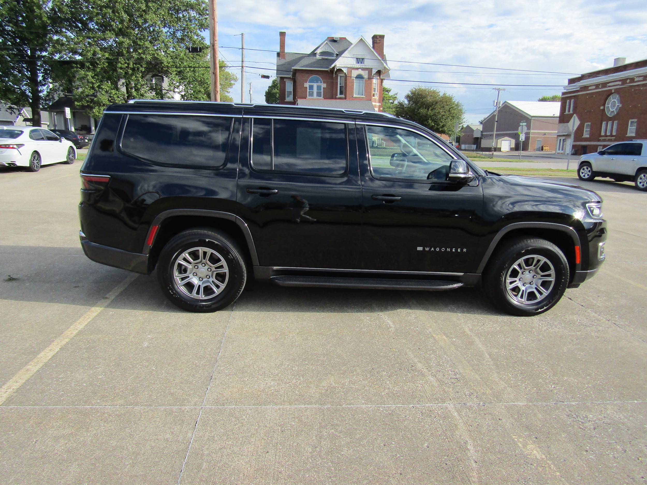 Used 2022 Jeep Wagoneer Series I with VIN 1C4SJVAT3NS221504 for sale in Washington, IN