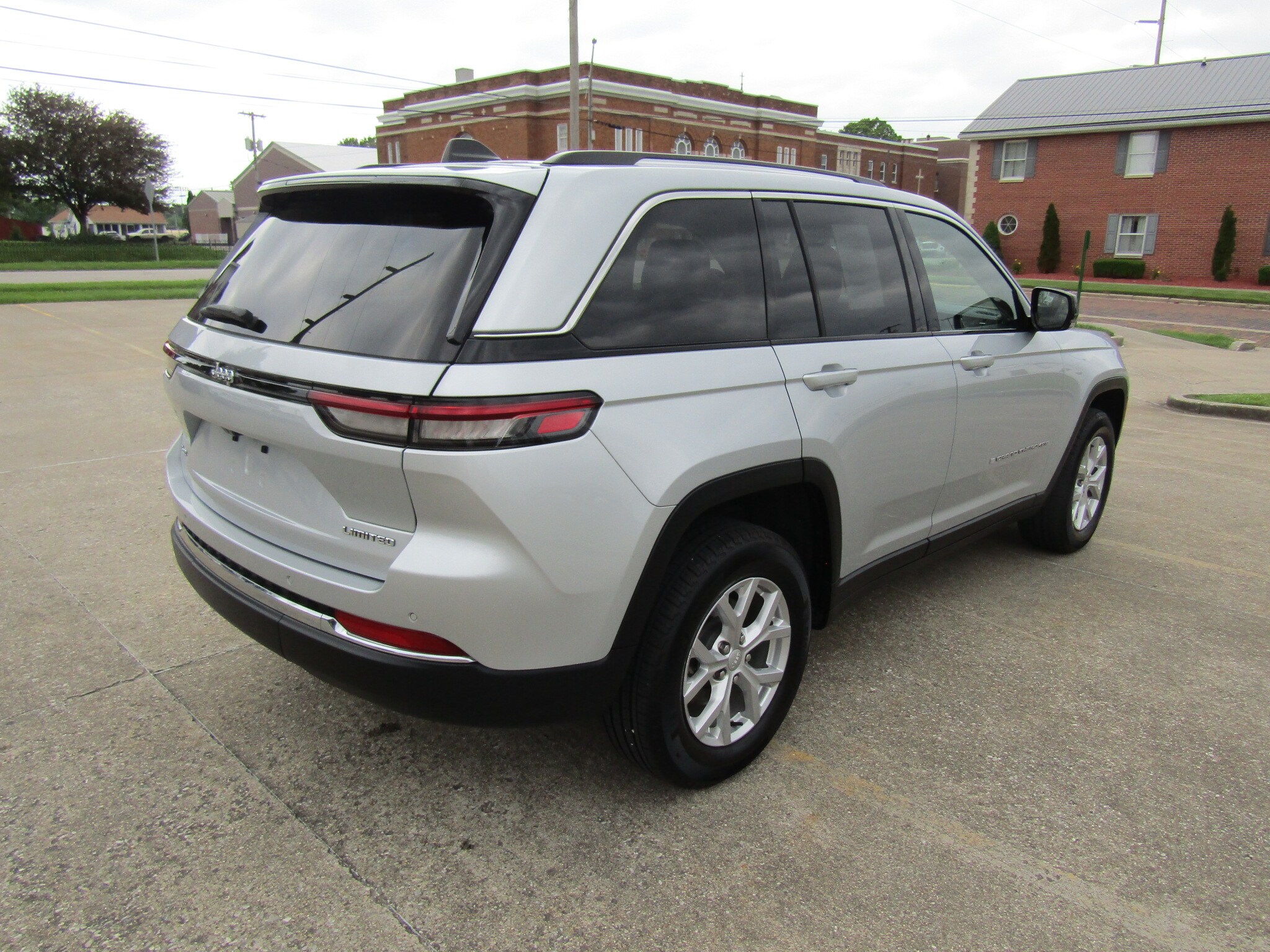 2023 Jeep Grand Cherokee Limited Sport photo 3