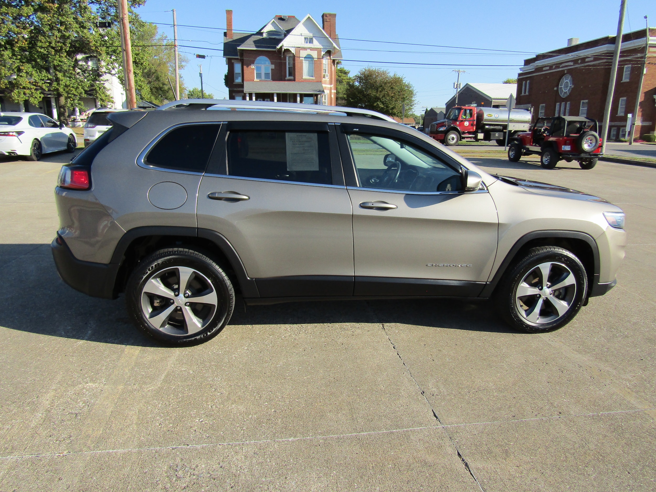 Used 2019 Jeep Cherokee Limited with VIN 1C4PJMDX6KD323233 for sale in Washington, IN