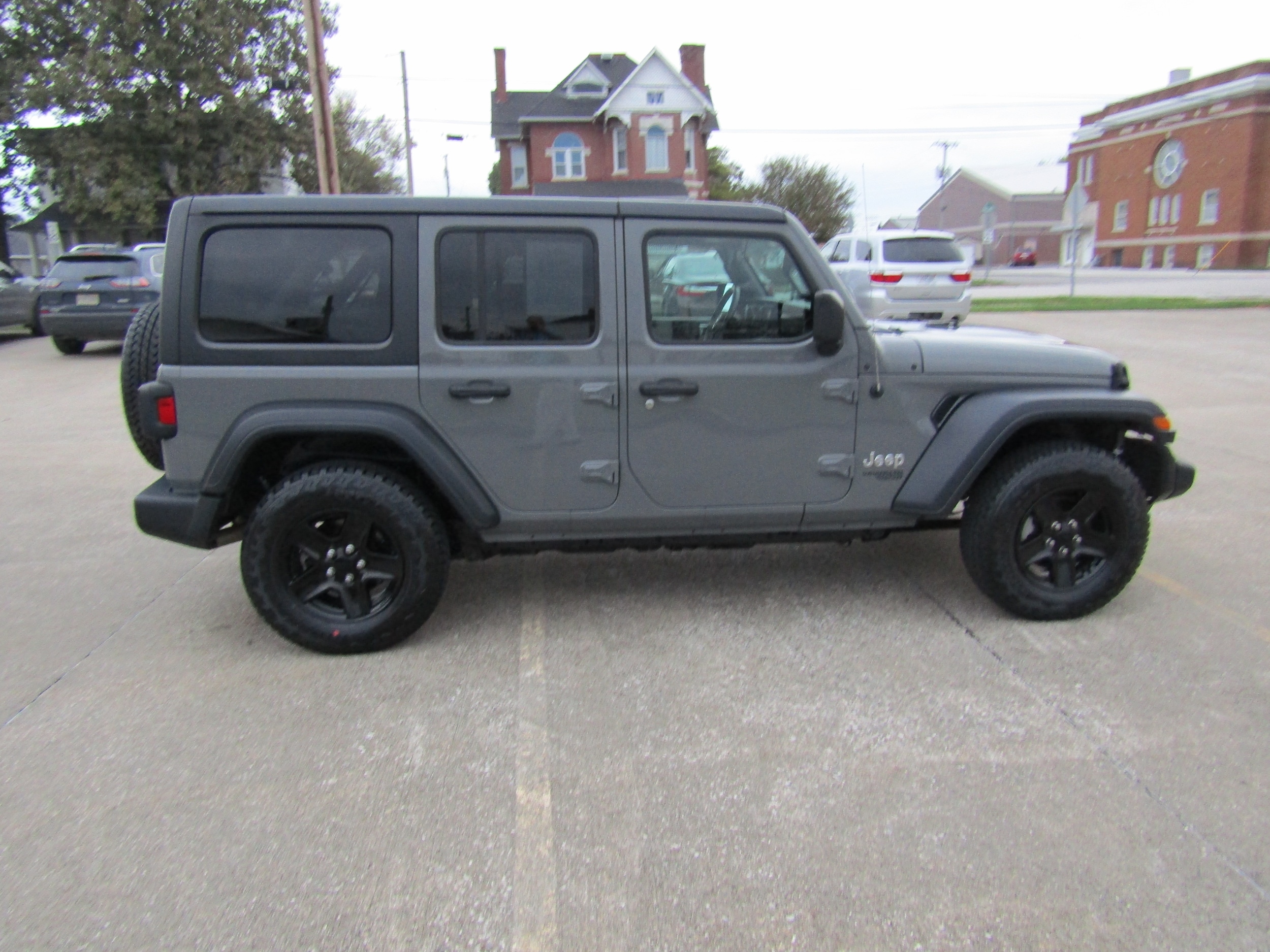 Used 2018 Jeep All-New Wrangler Unlimited Sport S with VIN 1C4HJXDG2JW255909 for sale in Washington, IN