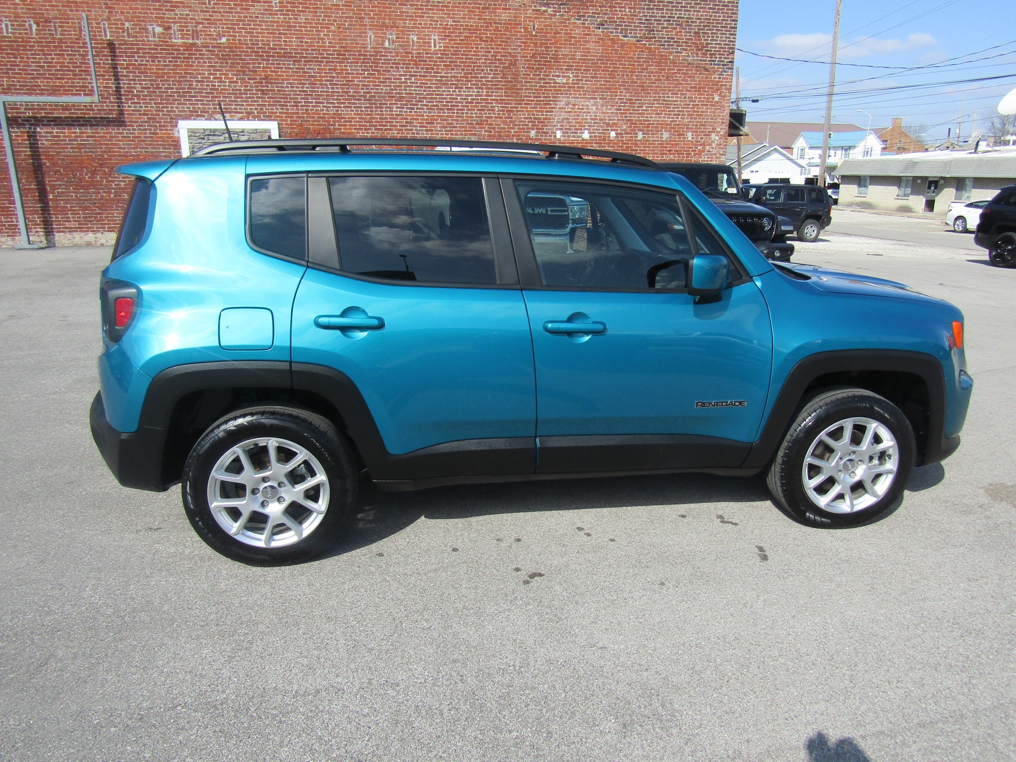 Used 2021 Jeep Renegade Latitude with VIN ZACNJDBB7MPN10285 for sale in Washington, IN