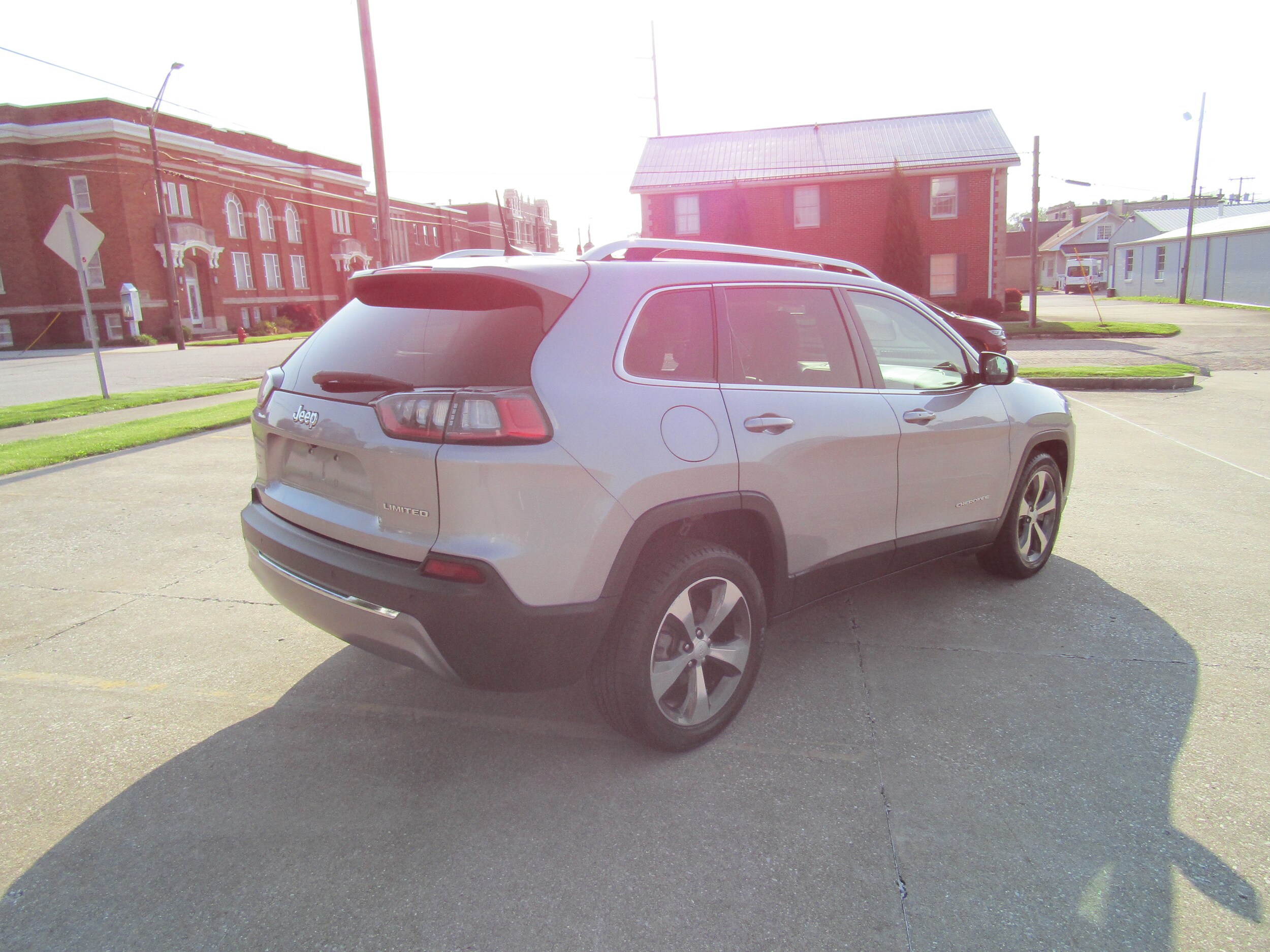 2020 Jeep Cherokee Limited Sport photo 3
