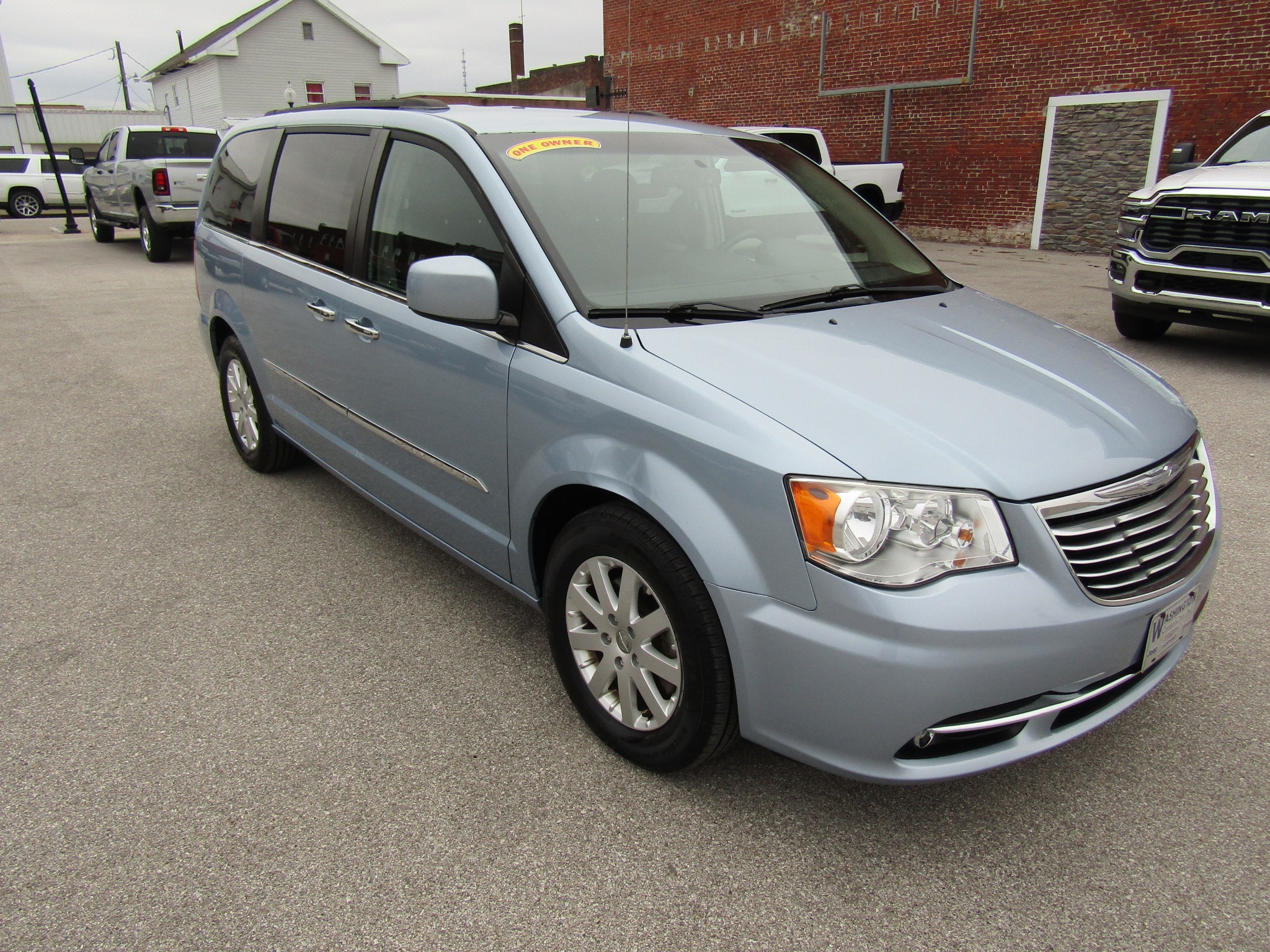 2016 Chrysler Town & Country Touring's photo
