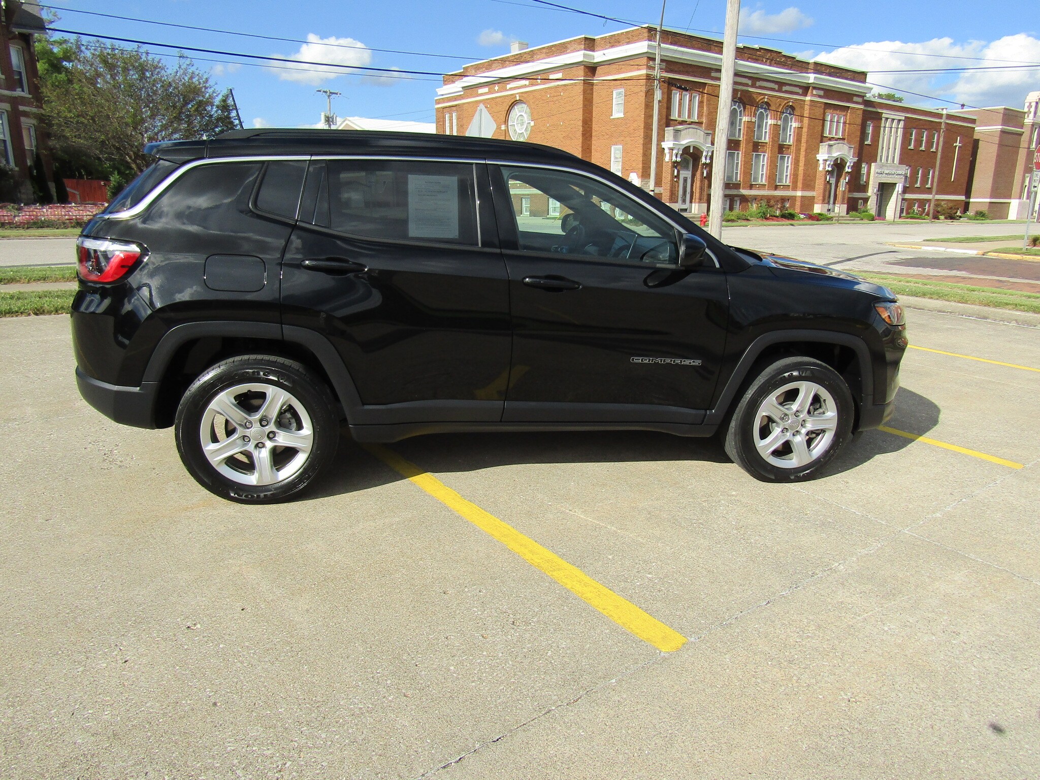2023 Jeep Compass Latitude photo 2