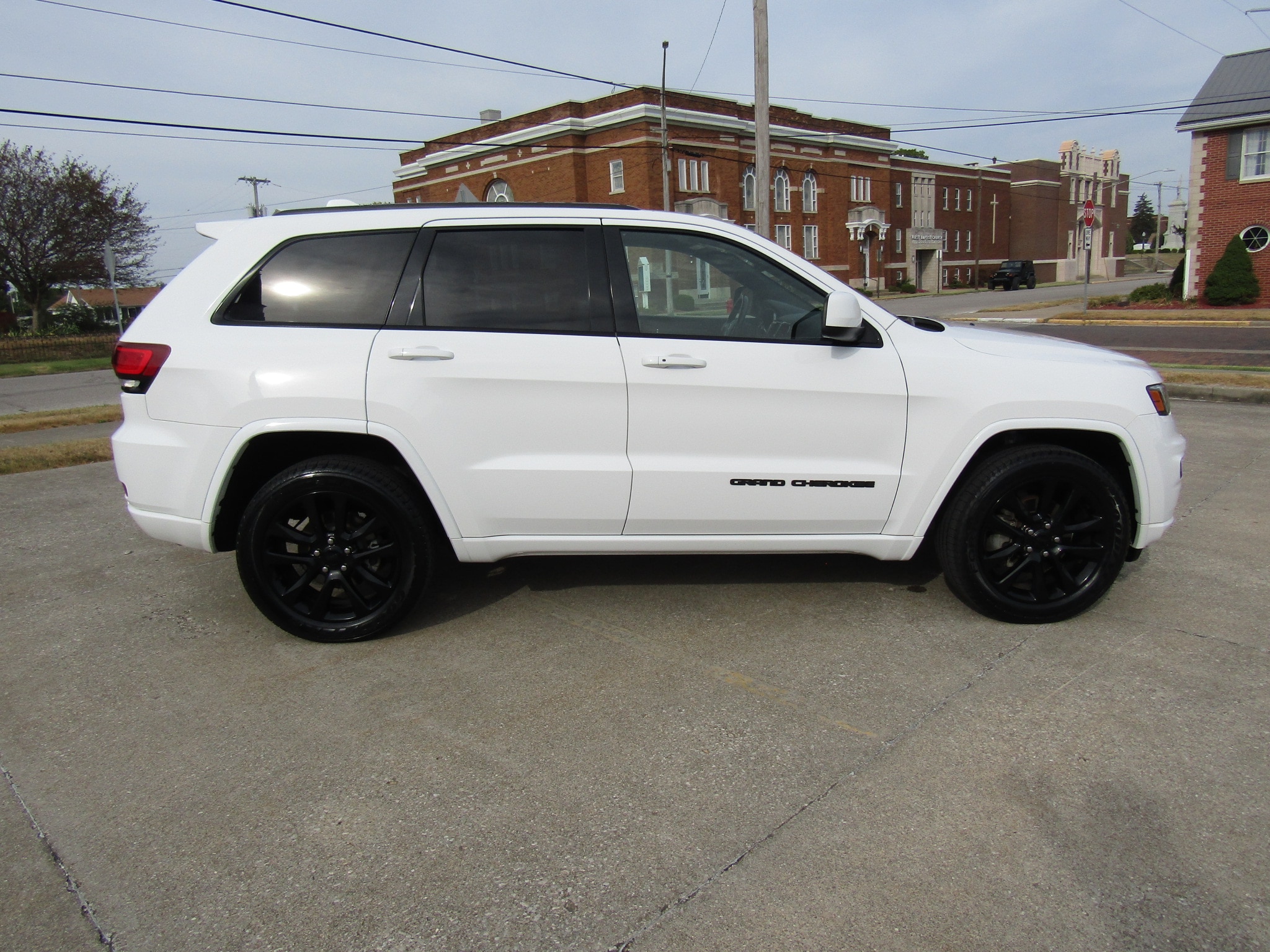 Used 2020 Jeep Grand Cherokee Altitude with VIN 1C4RJFAG1LC401191 for sale in Washington, IN