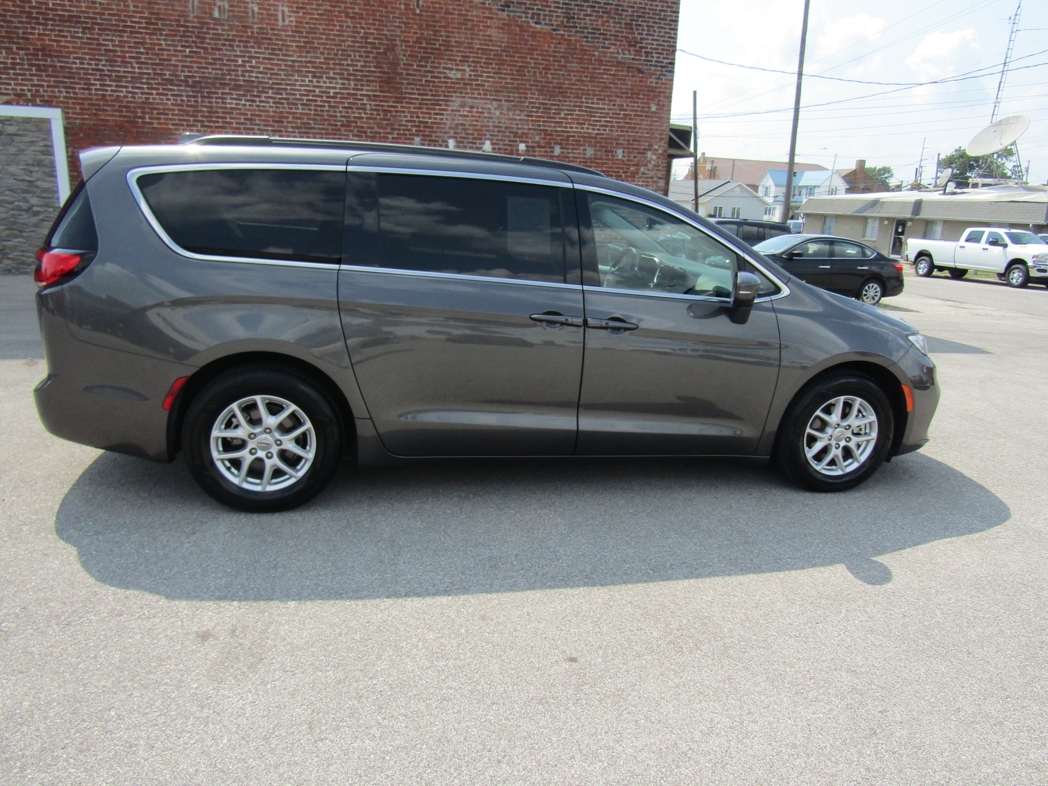 Used 2022 Chrysler Pacifica Touring L with VIN 2C4RC1BG2NR133113 for sale in Washington, IN