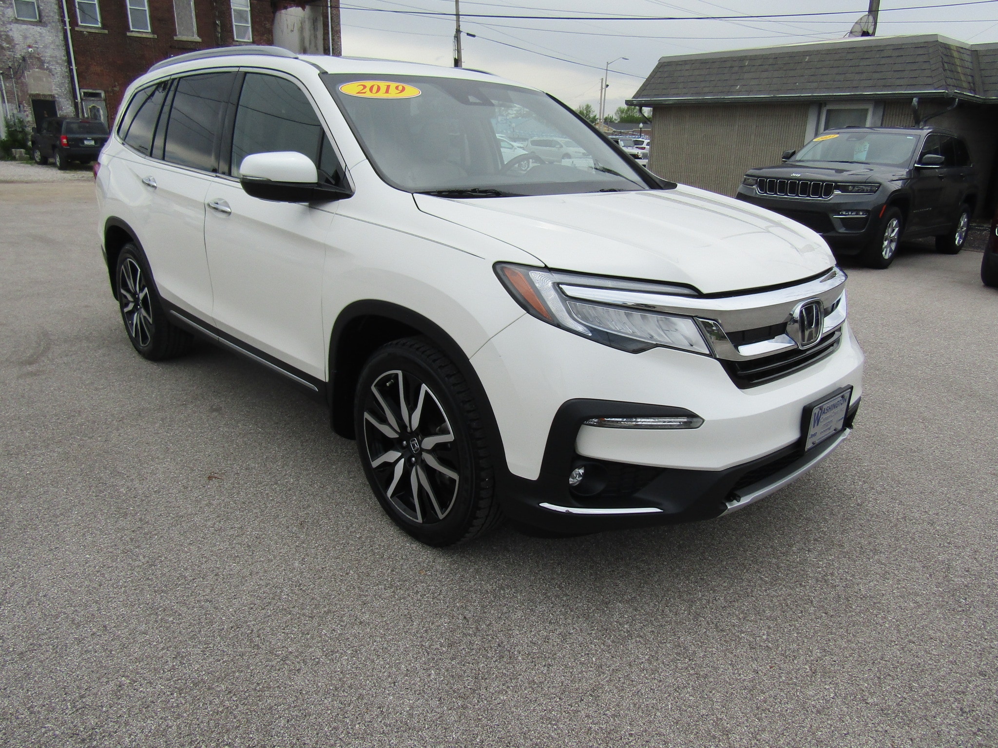 2019 Honda Pilot Touring w/Rear Captain's Chairs