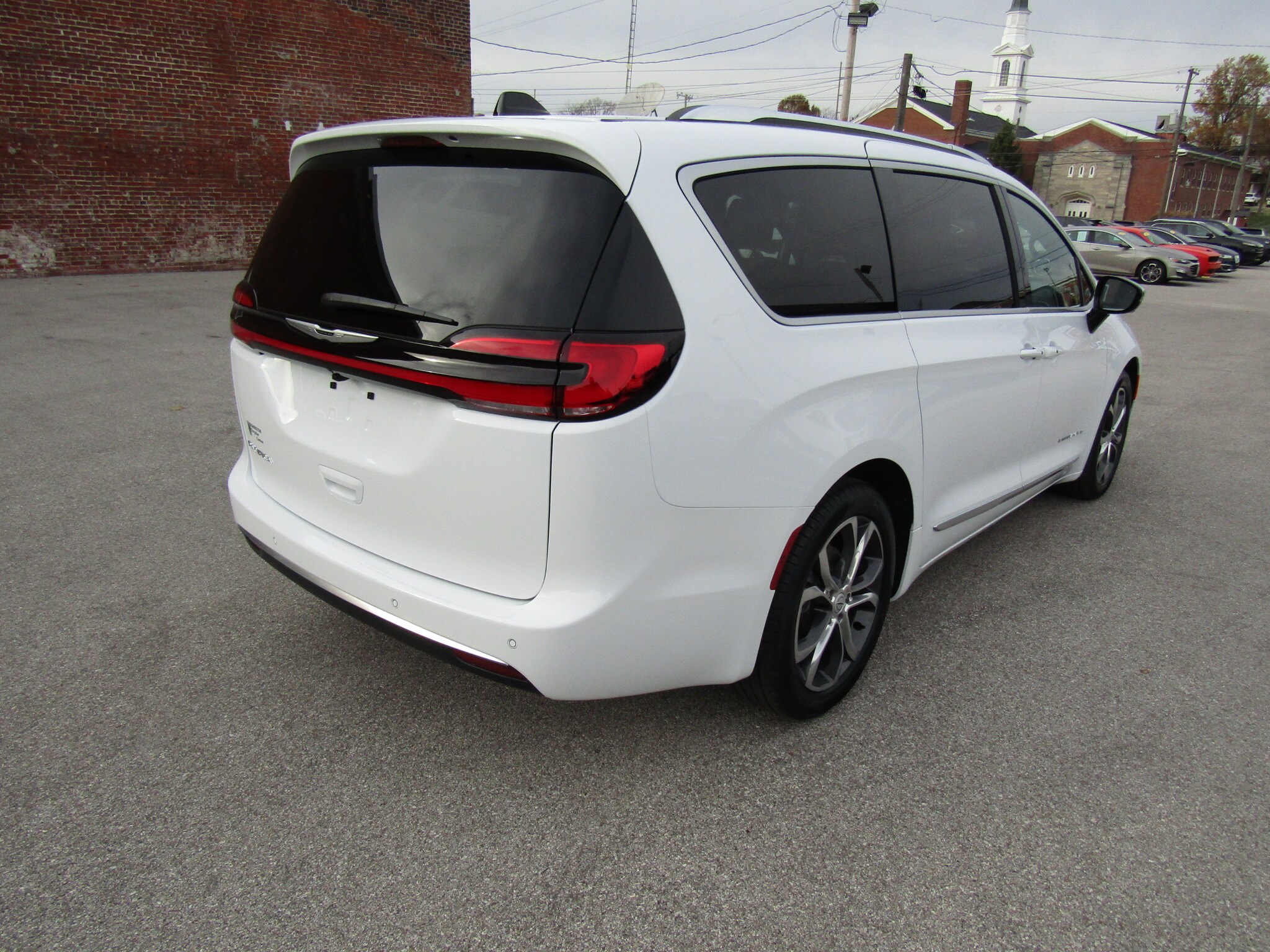 2026 Chrysler Pacifica Pinnacle photo 3