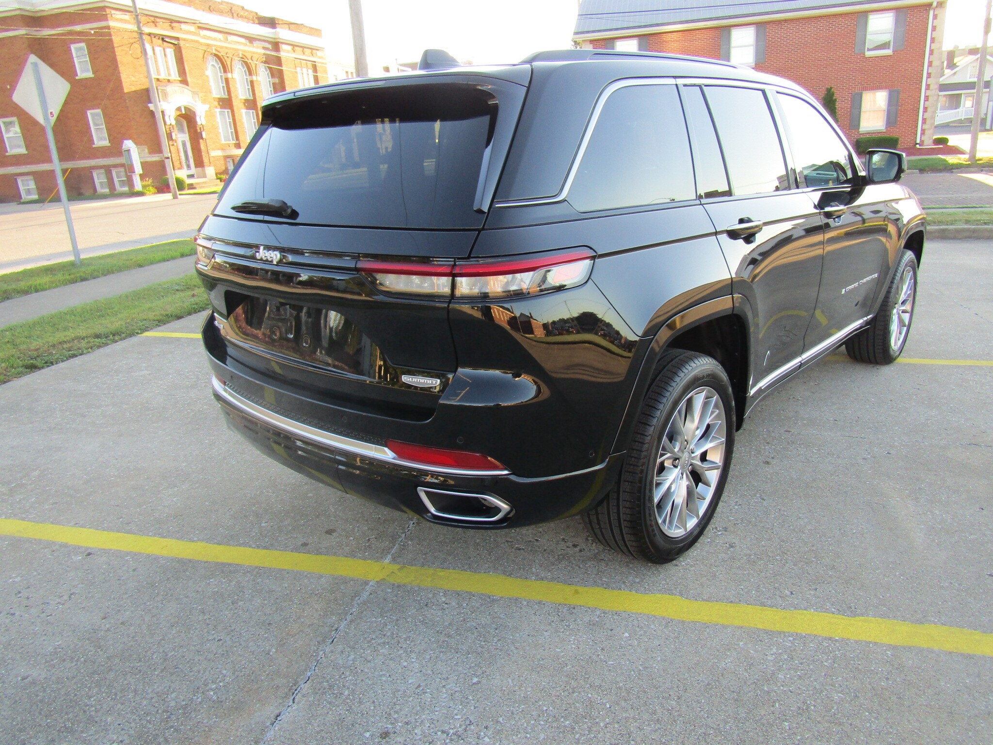 2025 Jeep Grand Cherokee Summit photo 2