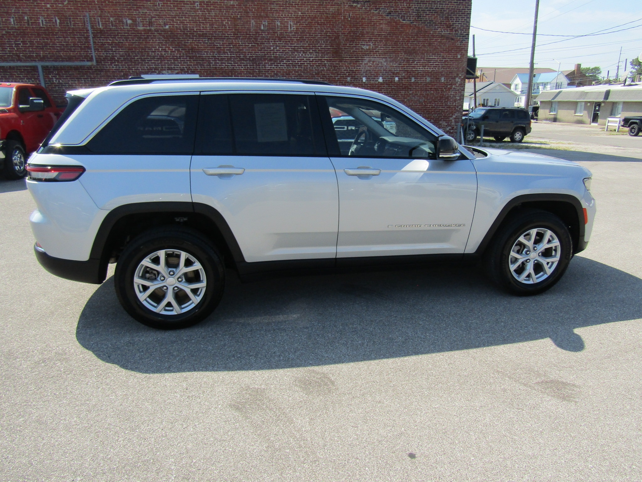 Used 2023 Jeep Grand Cherokee Limited with VIN 1C4RJHBG1PC557389 for sale in Washington, IN