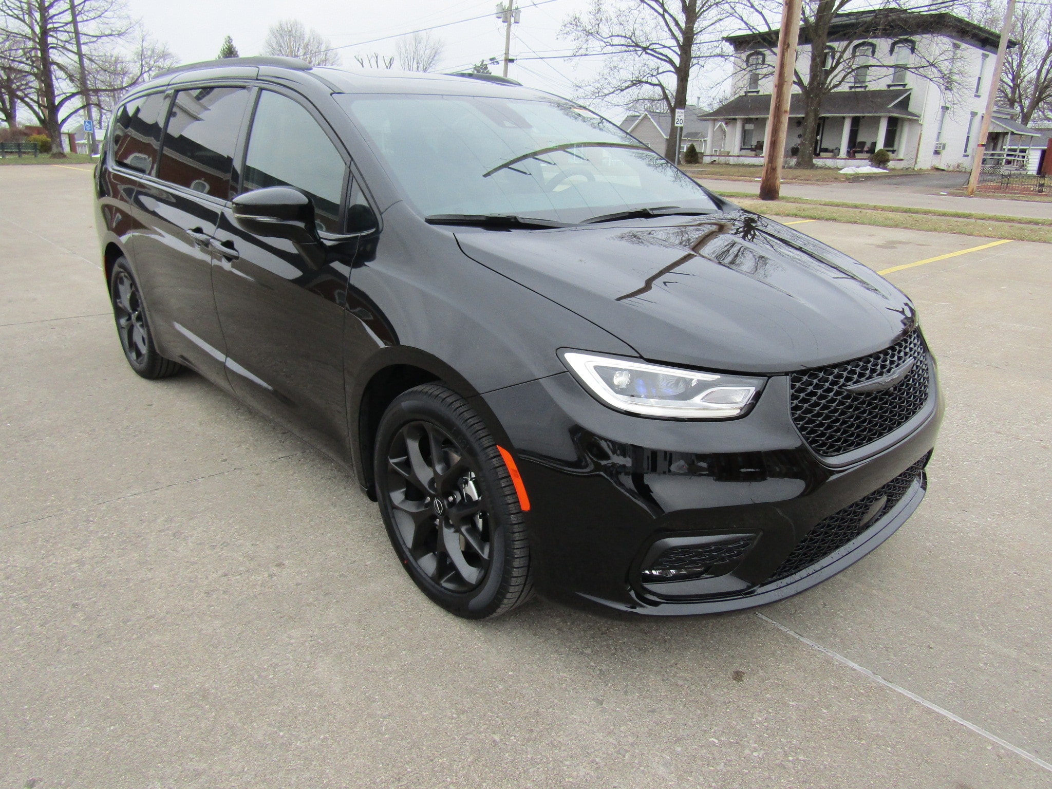 2026 Chrysler Pacifica Limited's photo