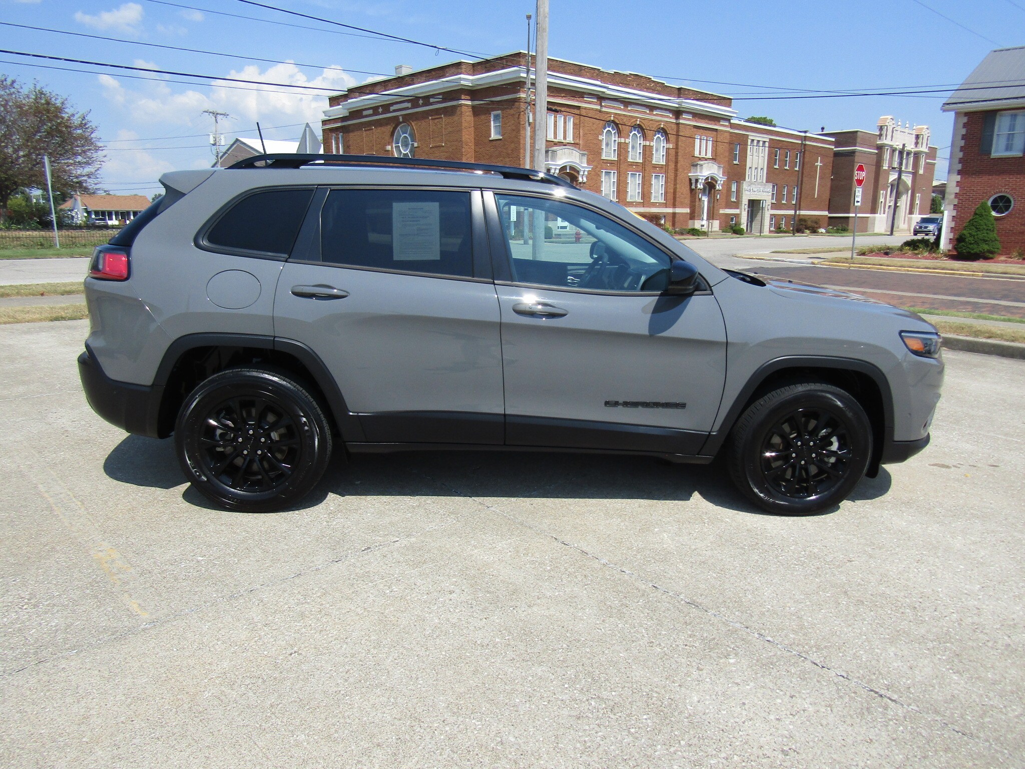 Used 2023 Jeep Cherokee Altitude Lux with VIN 1C4PJMMB7PD111727 for sale in Washington, IN