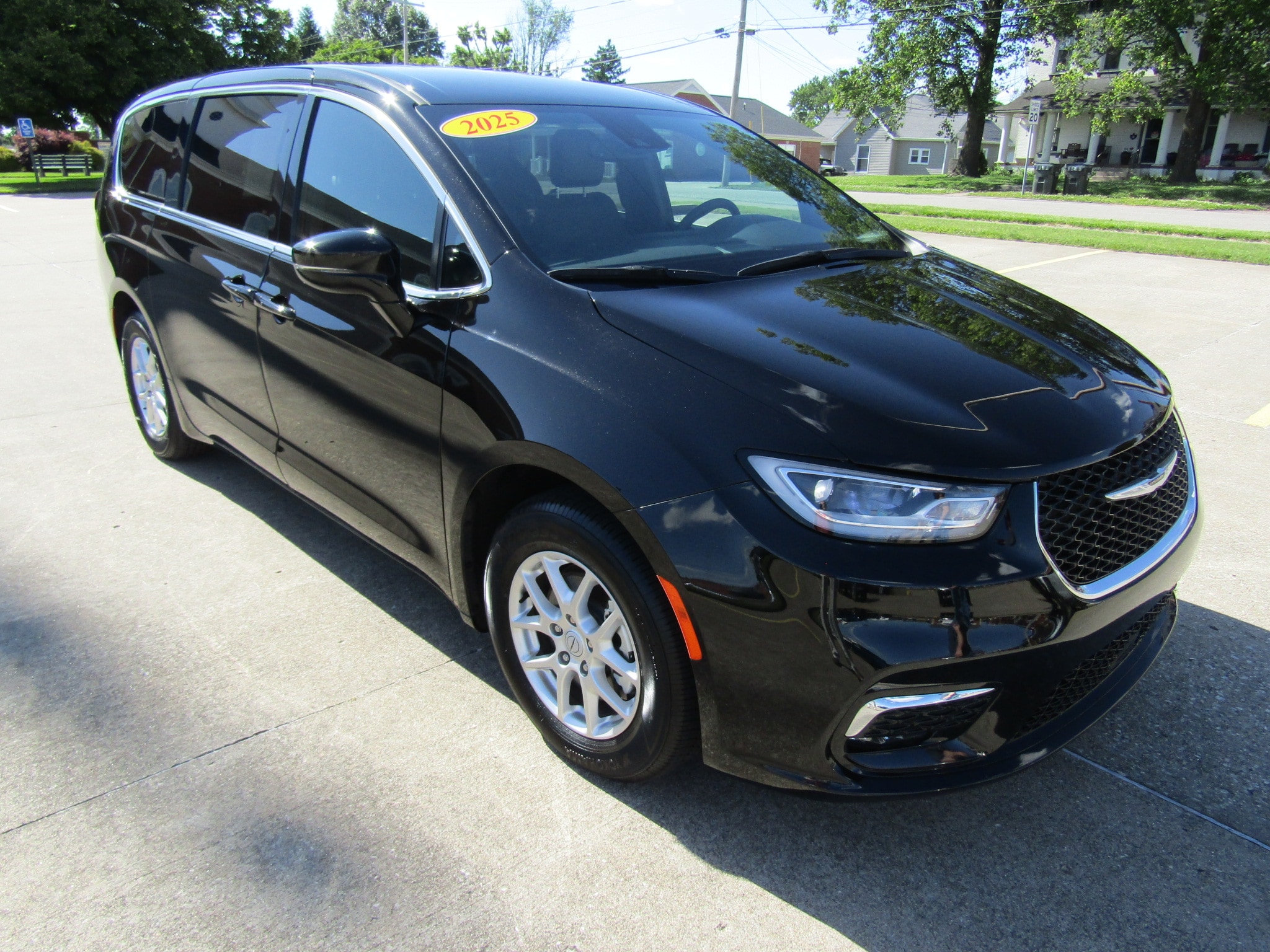 2025 Chrysler Pacifica Select's photo