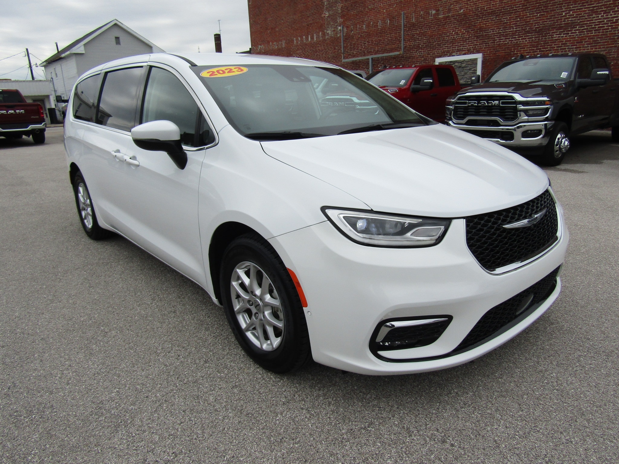 2023 Chrysler Pacifica Touring L's photo