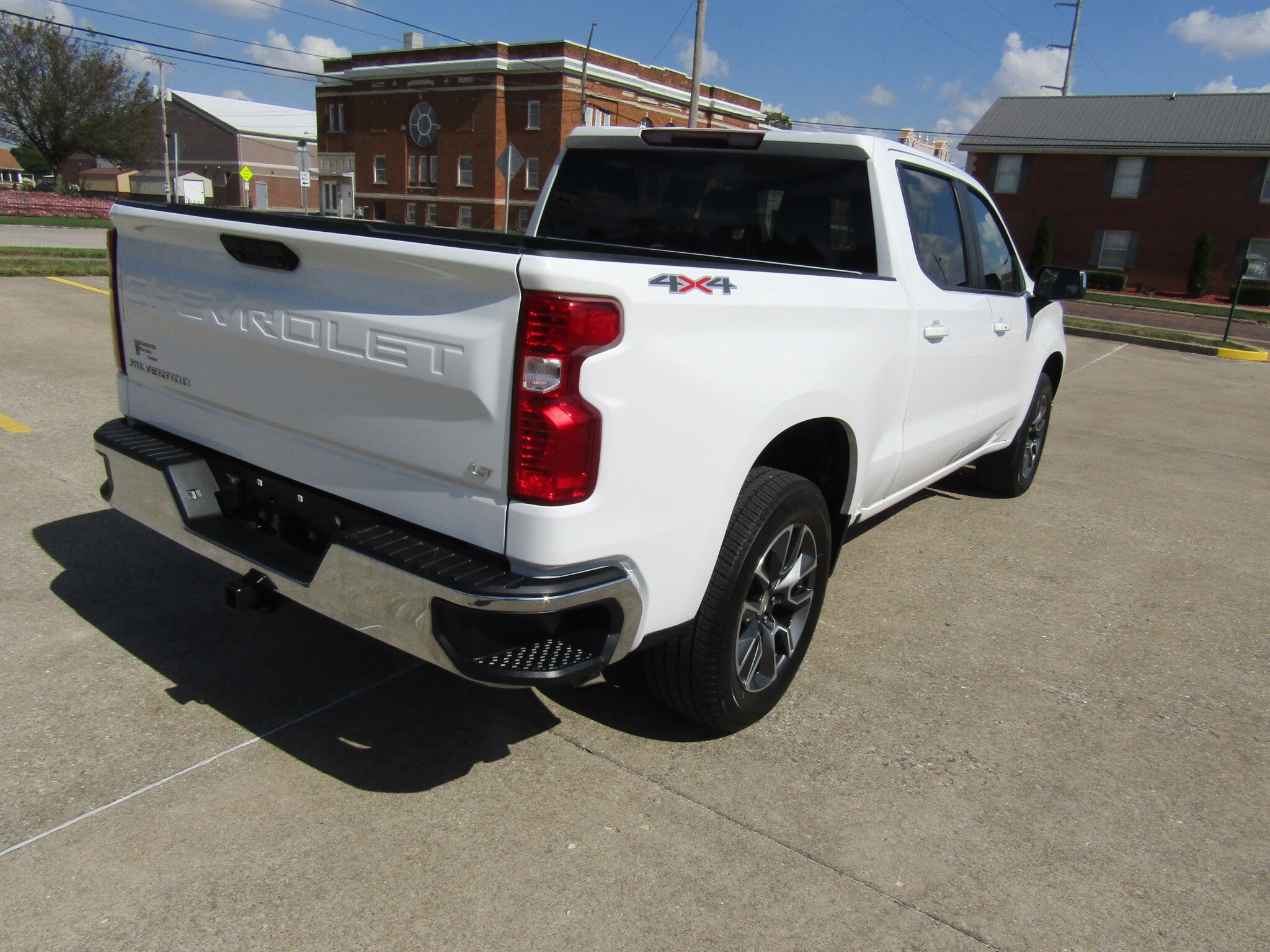 2023 Chevrolet Silverado 1500 LT photo 2