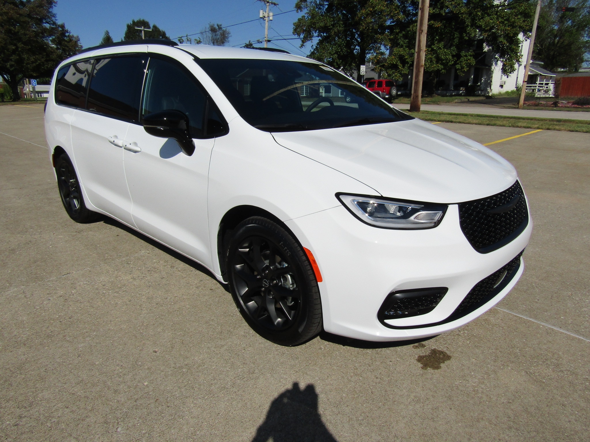 2026 Chrysler Pacifica Select's photo