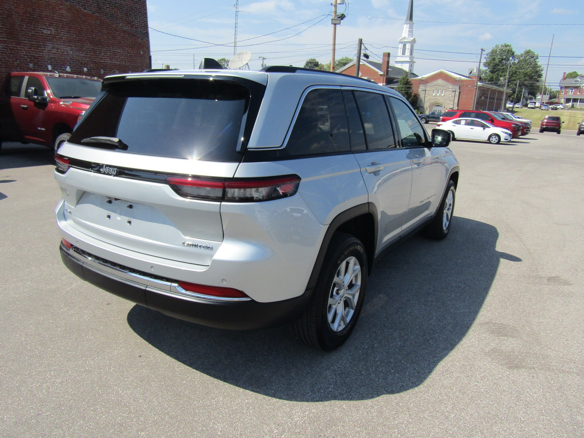 2023 Jeep Grand Cherokee Limited Sport photo 3