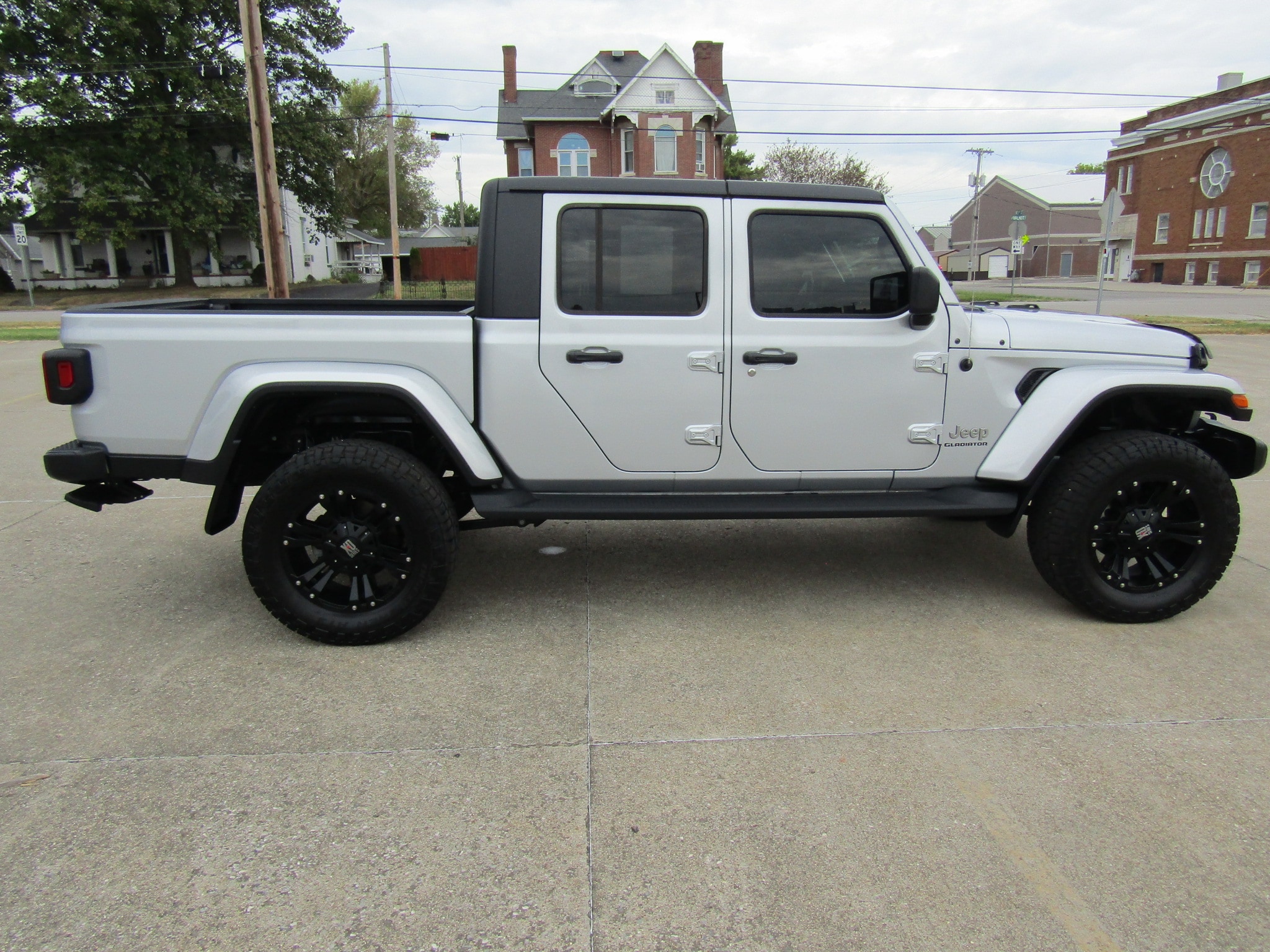 Used 2022 Jeep Gladiator Overland with VIN 1C6HJTFG7NL162890 for sale in Washington, IN