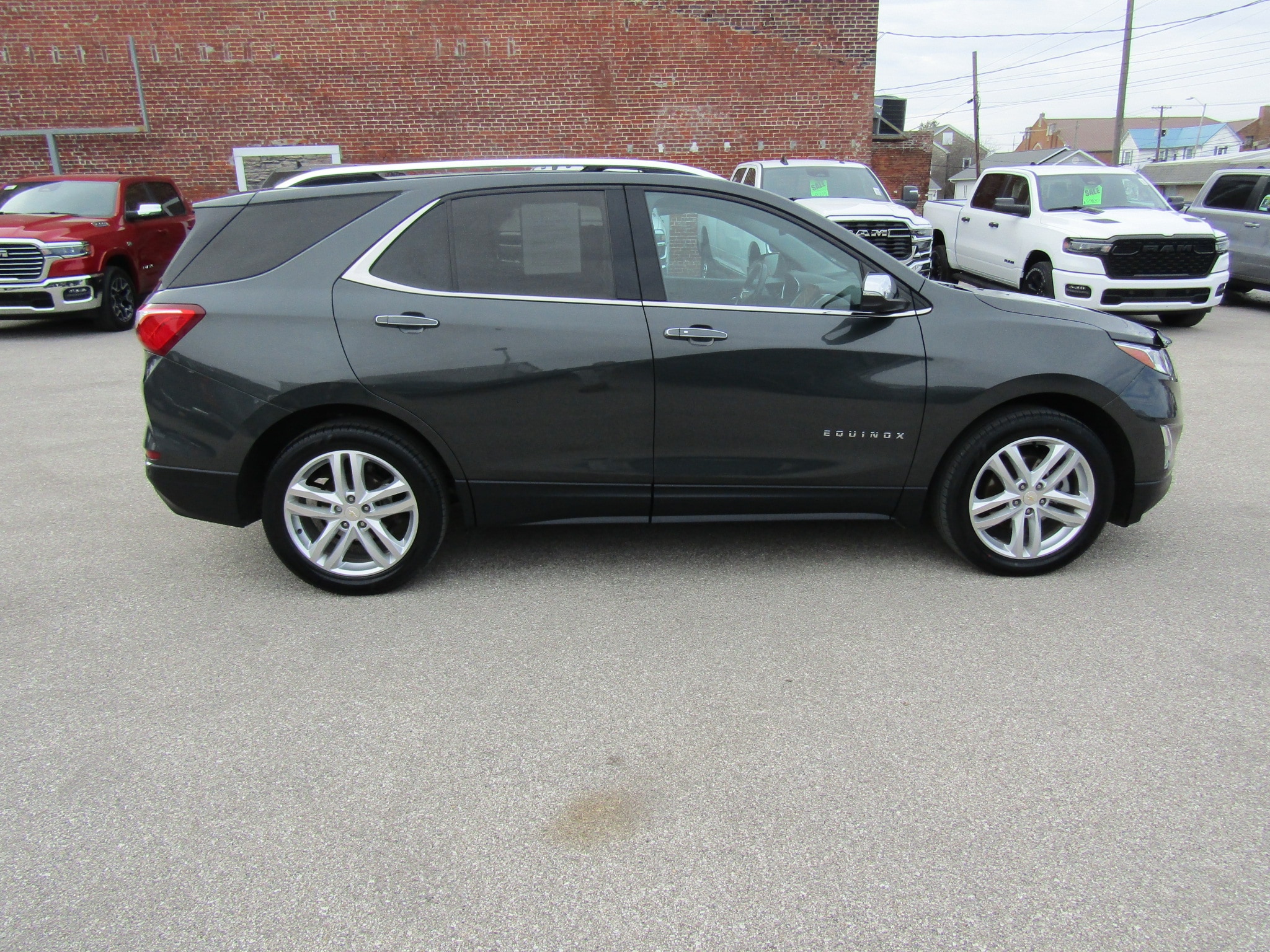 Used 2020 Chevrolet Equinox Premier with VIN 3GNAXPEX0LS586668 for sale in Washington, IN