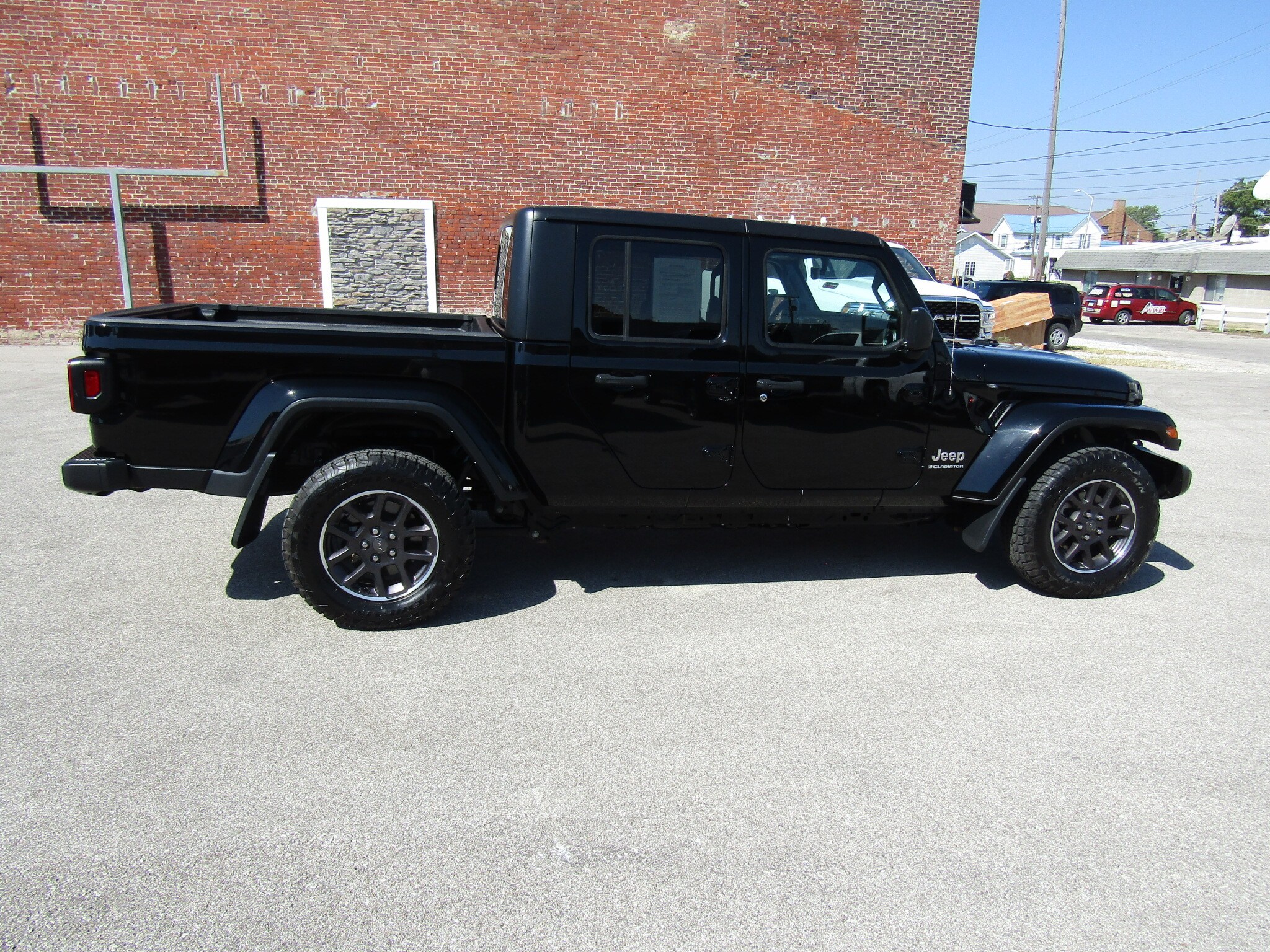 2023 Jeep Gladiator Overland photo 2