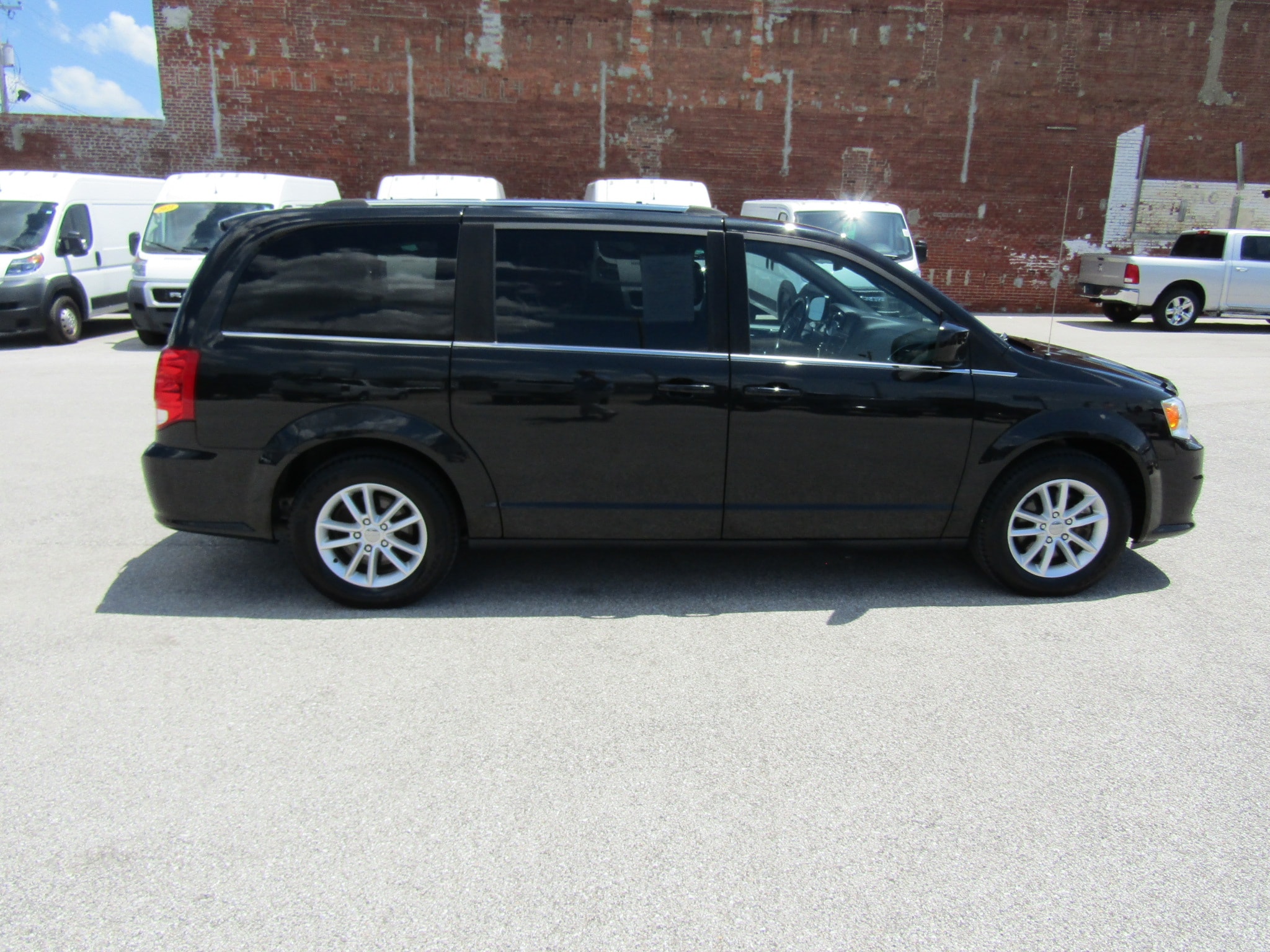 Used 2018 Dodge Grand Caravan SXT with VIN 2C4RDGCG3JR268299 for sale in Washington, IN