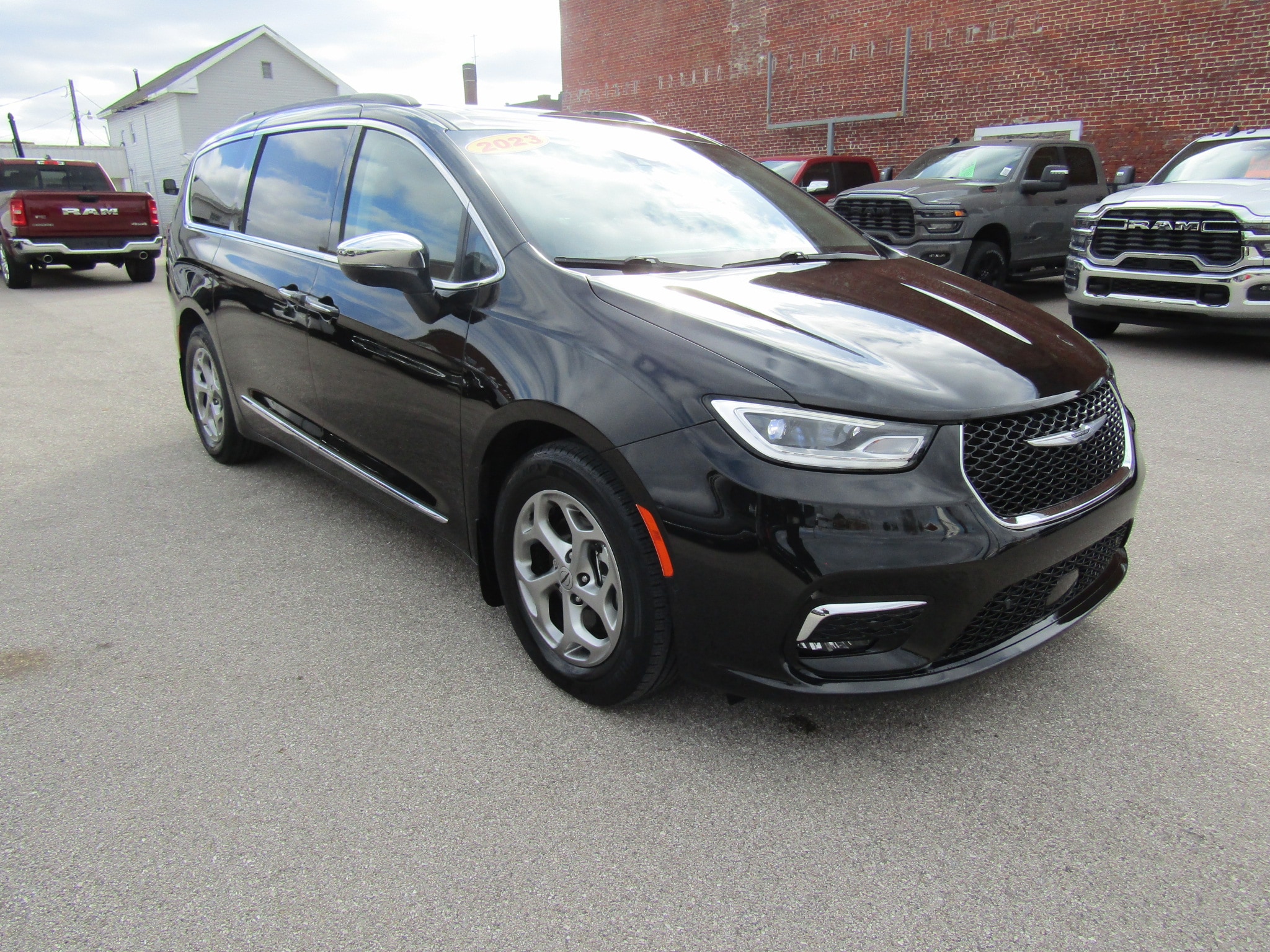 2023 Chrysler Pacifica Limited's photo