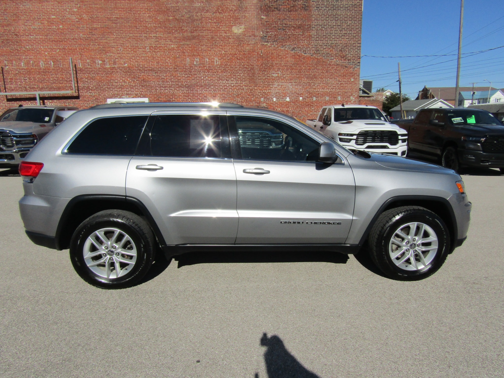 Used 2018 Jeep Grand Cherokee Laredo E with VIN 1C4RJFAG5JC163035 for sale in Washington, IN