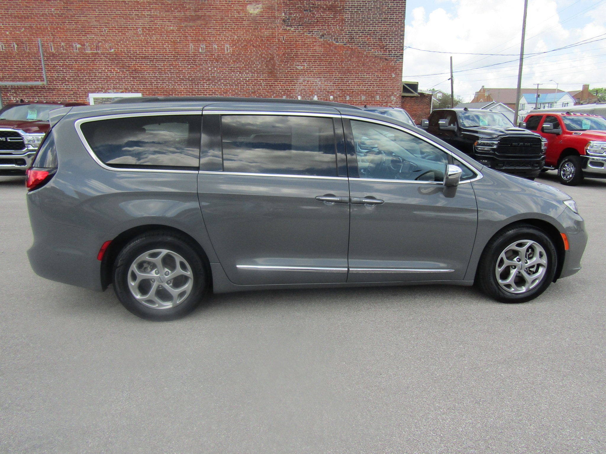 Used 2022 Chrysler Pacifica Limited with VIN 2C4RC1GGXNR140514 for sale in Washington, IN