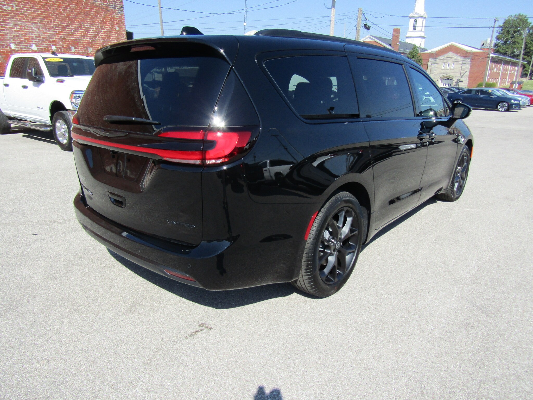 2026 Chrysler Pacifica Limited photo 3