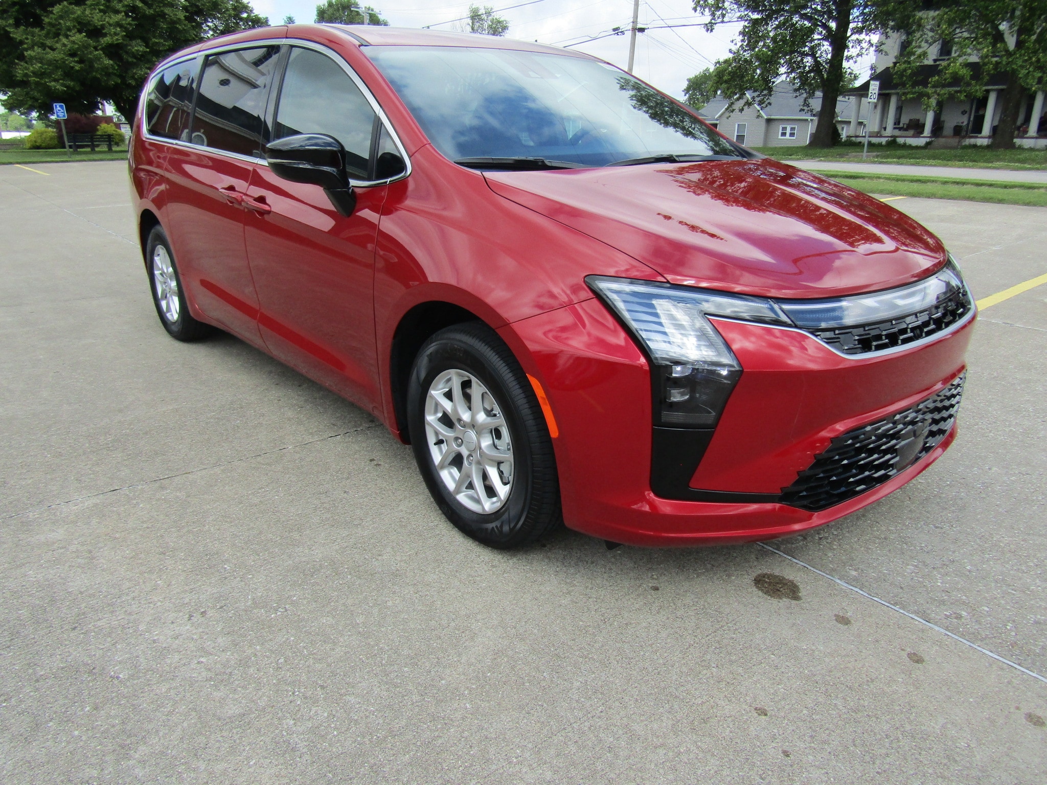 2027 Chrysler Pacifica Select's photo