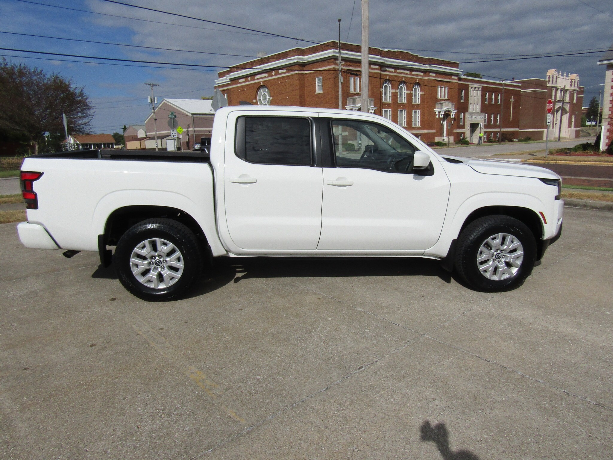 2022 Nissan Frontier SV Crew Cab photo 2