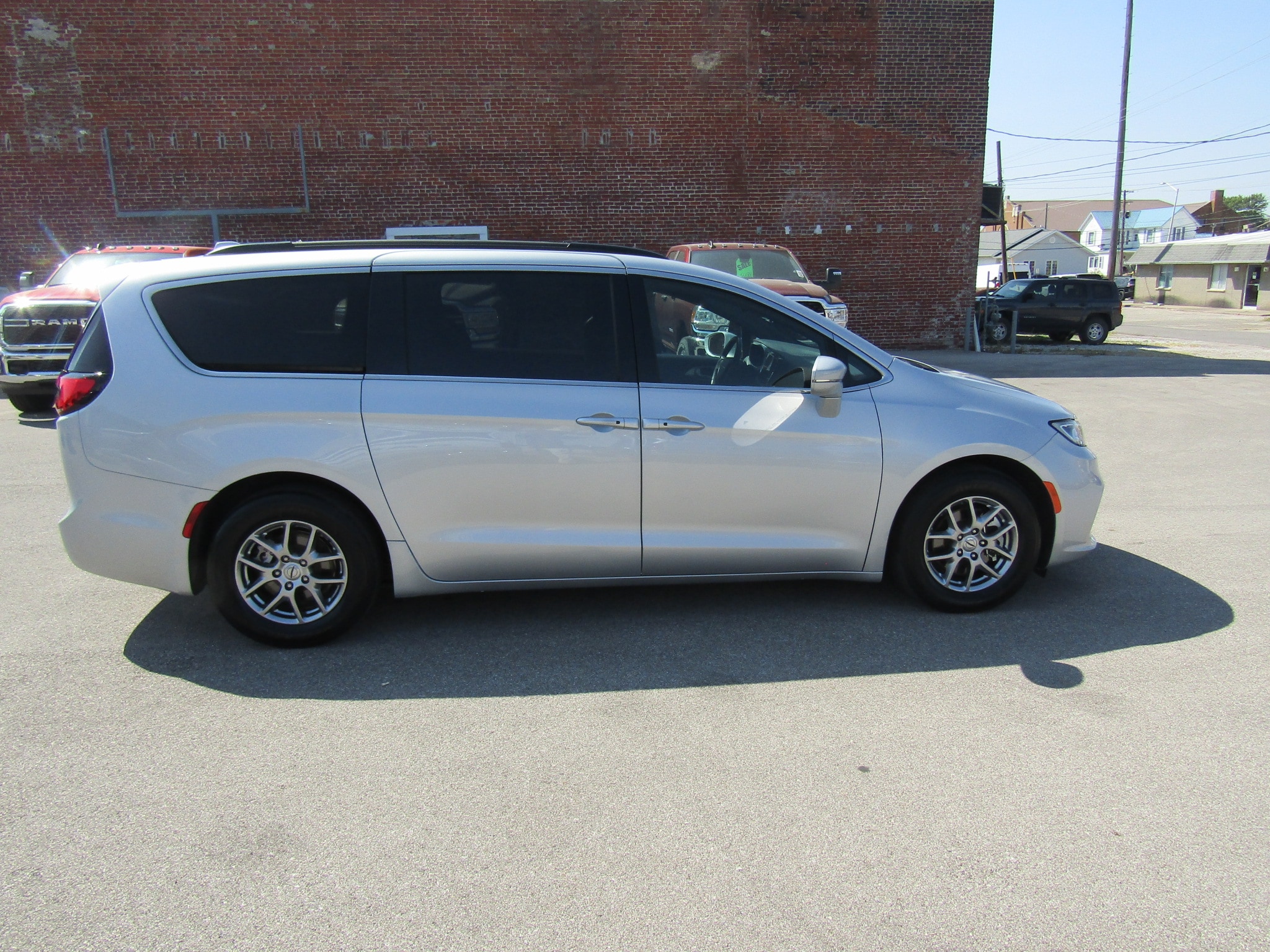 Used 2022 Chrysler Pacifica Touring with VIN 2C4RC1FG1NR138250 for sale in Washington, IN