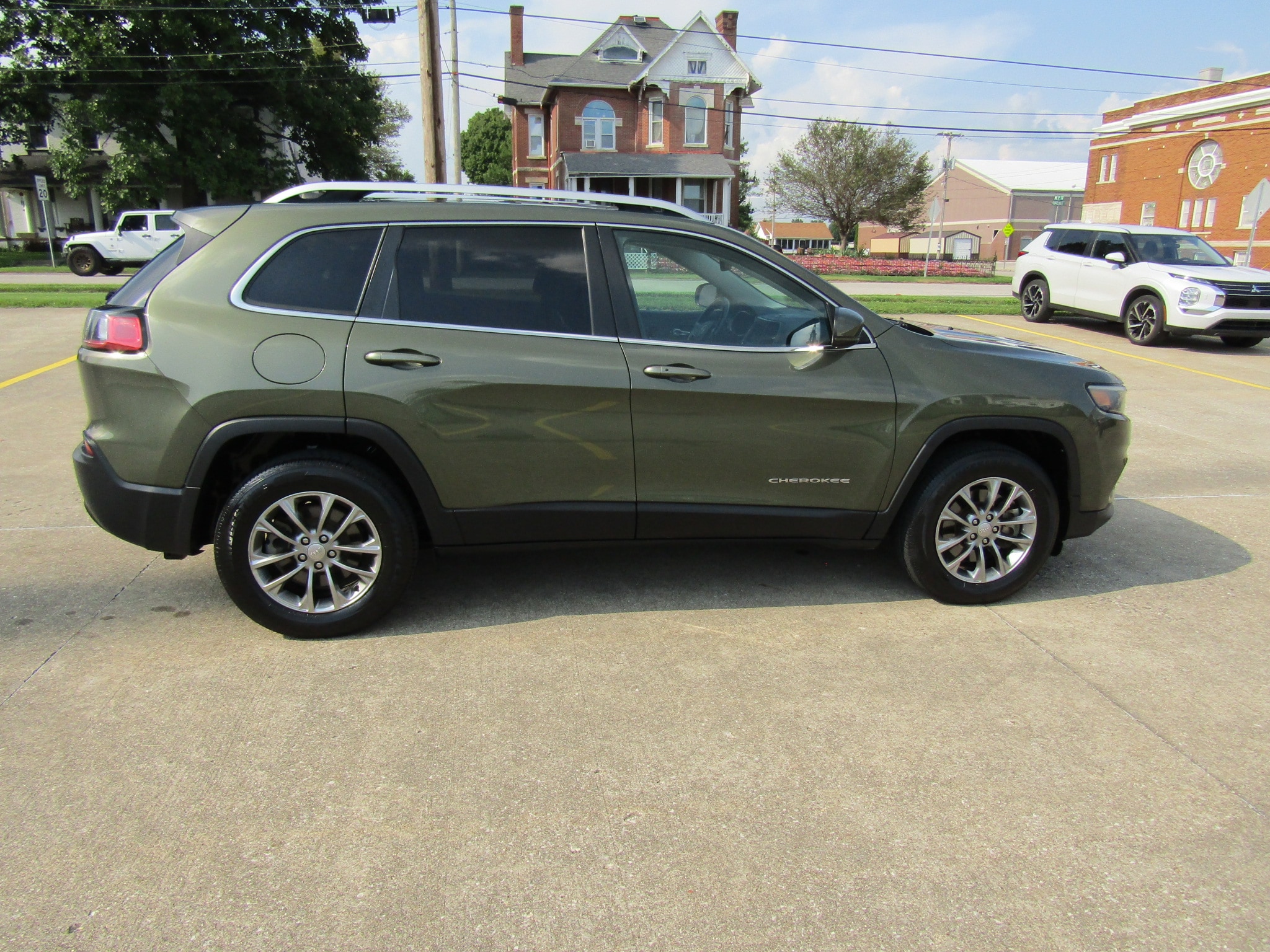 Used 2019 Jeep Cherokee Latitude Plus with VIN 1C4PJMLB3KD341758 for sale in Washington, IN
